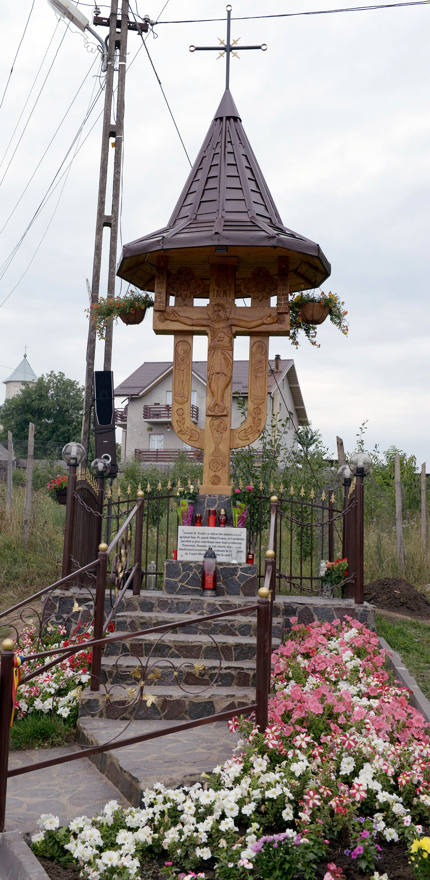 Troiţă ridicată la Topile în memoria ctitorilor trecuţi la cele veşnice