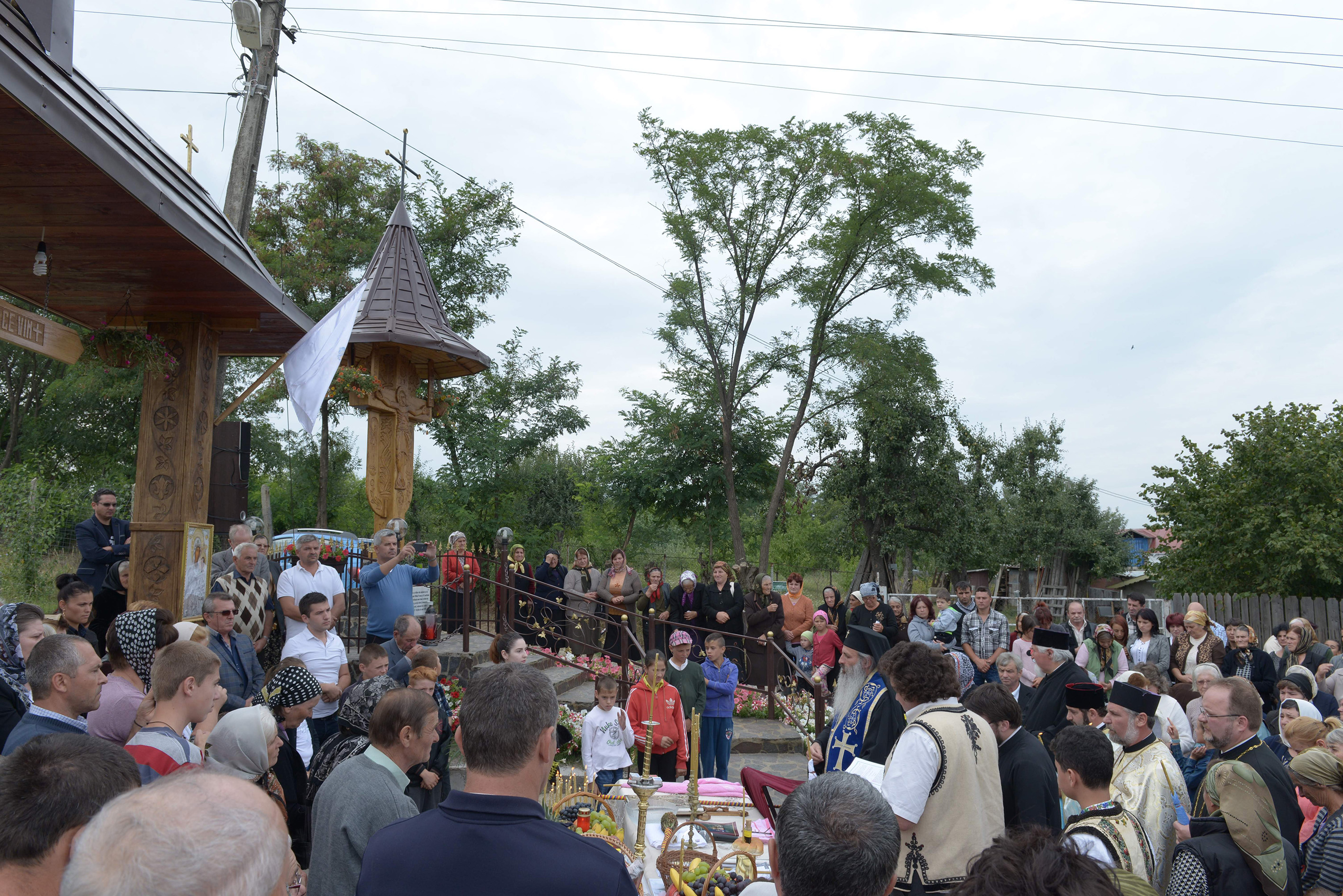 Troiţă ridicată la Topile în memoria ctitorilor trecuţi la cele veşnice