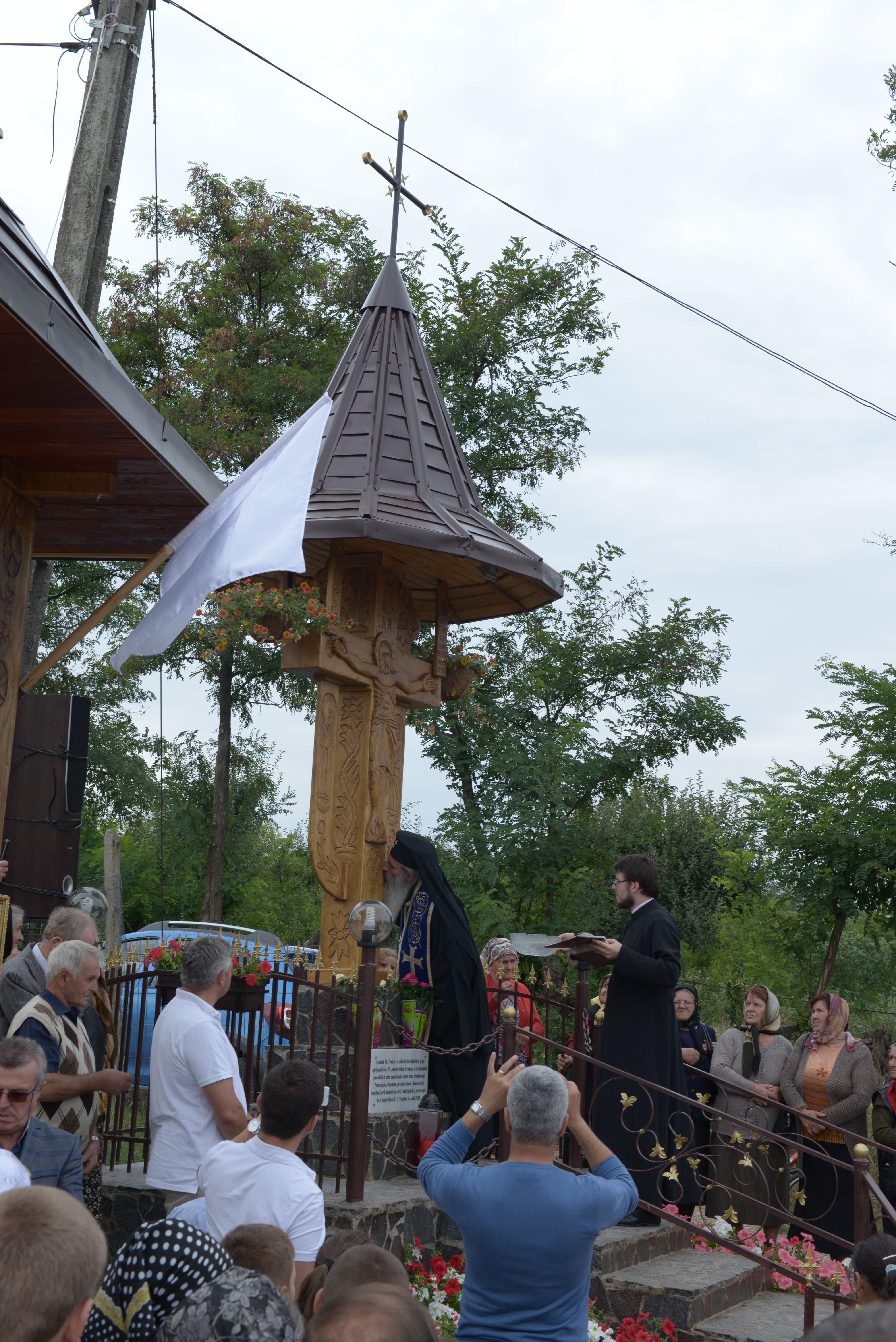 Troiţă ridicată la Topile în memoria ctitorilor trecuţi la cele veşnice