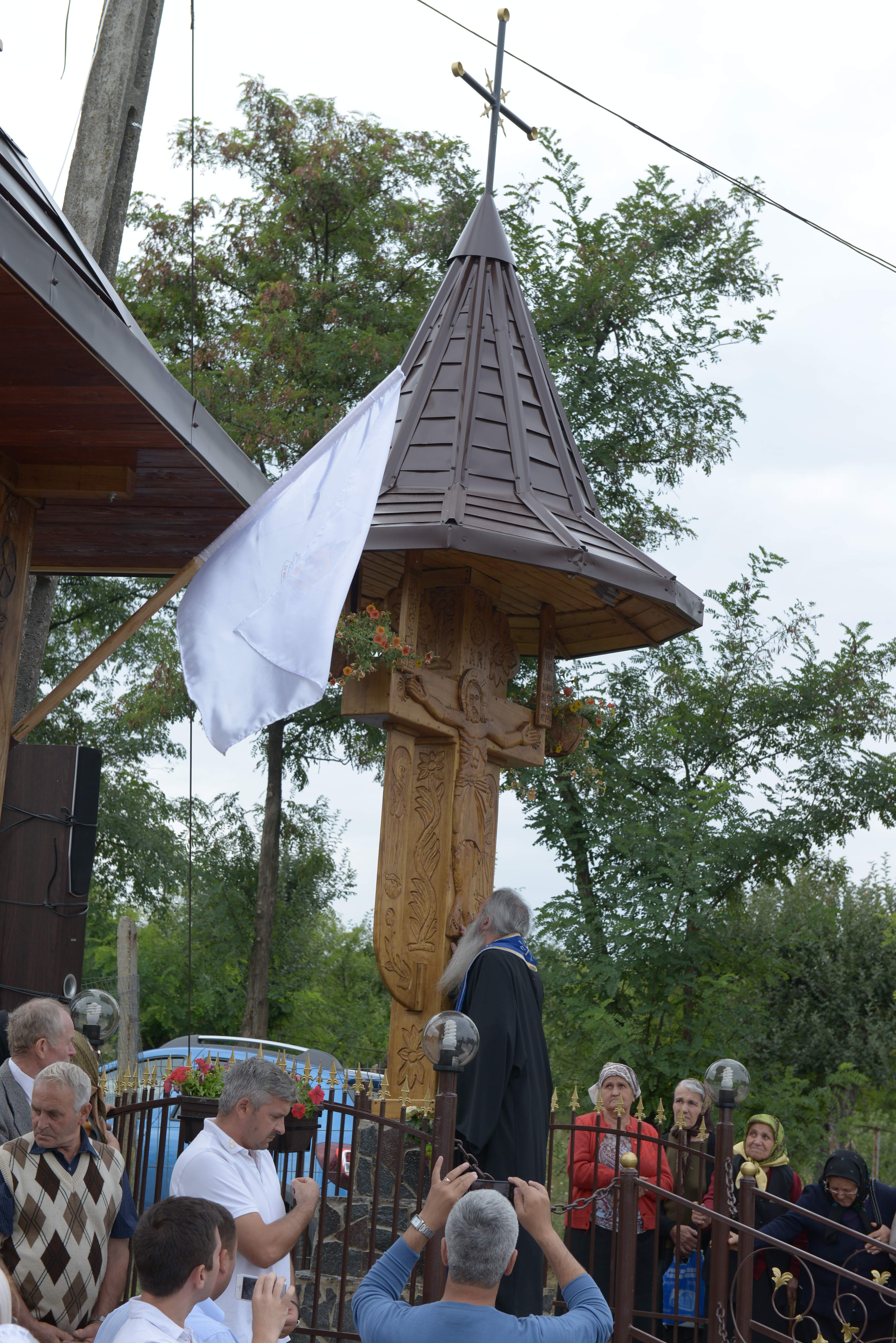 Troiţă ridicată la Topile în memoria ctitorilor trecuţi la cele veşnice