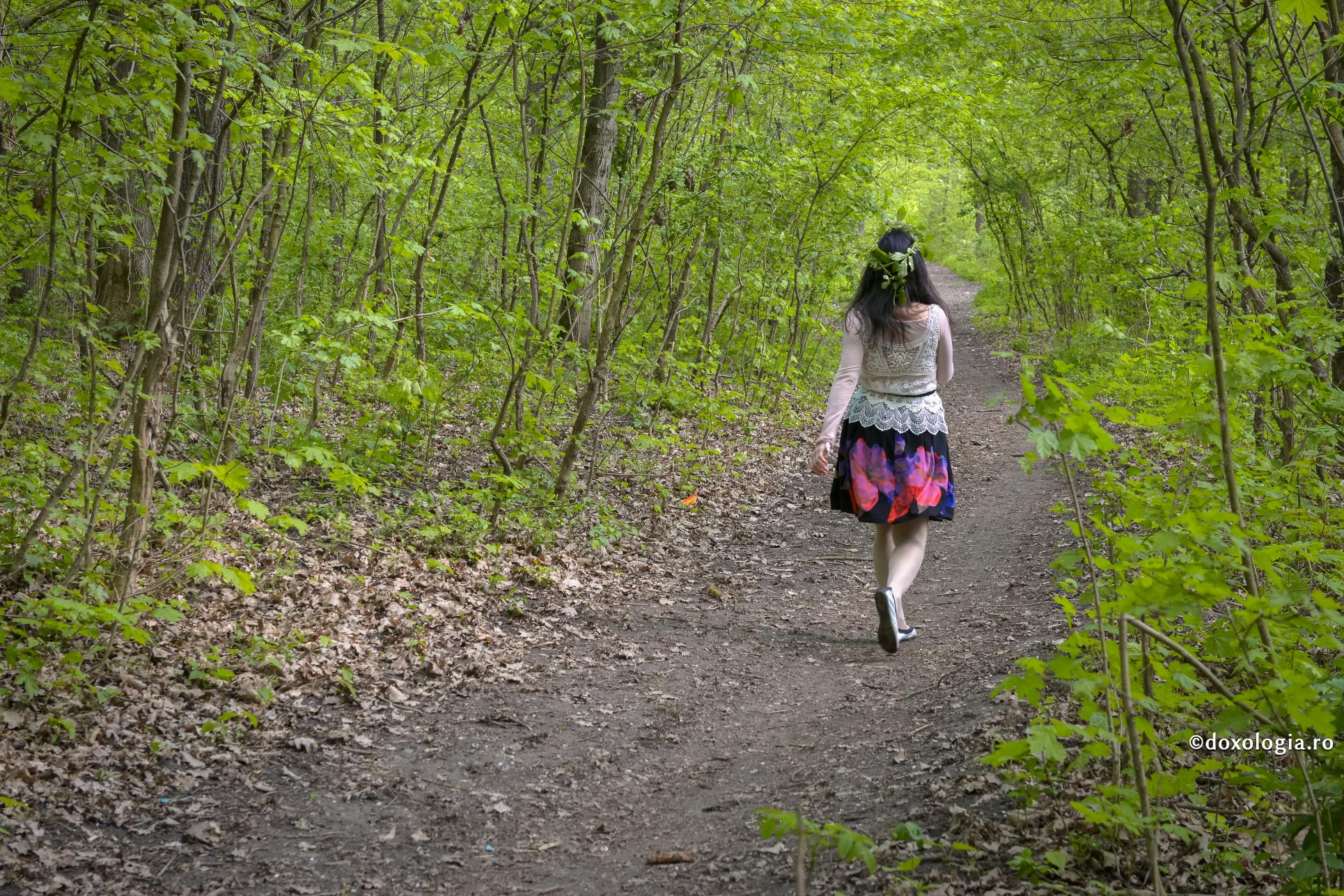 tânără în pădure
