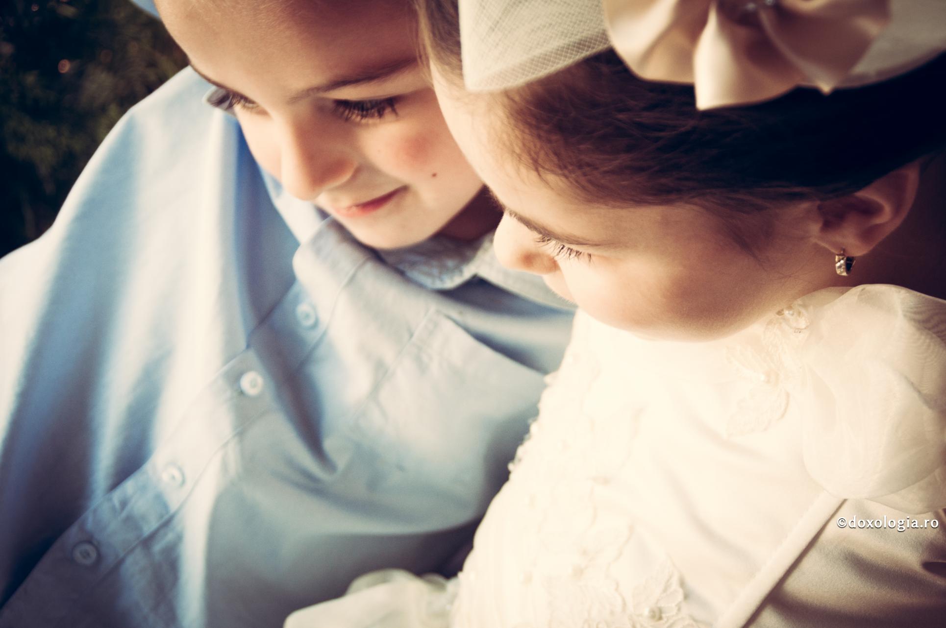 fetiță și băiat privind în jos