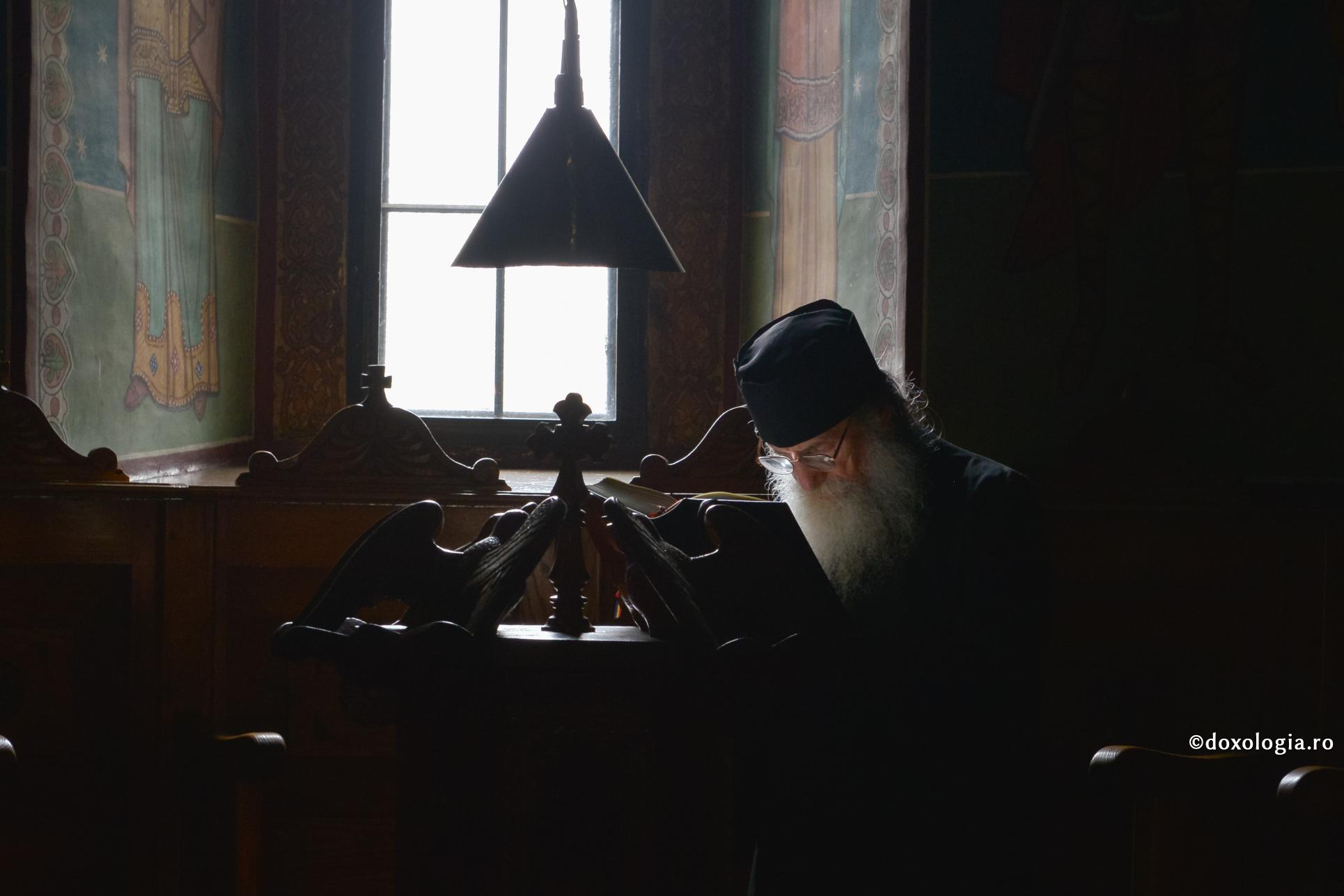 Duhovnicul ne arată calea, se roagă pentru noi și ia asupra sa păcatele noastre / Foto: Oana Nechifor călugăr bătrân citind din carte