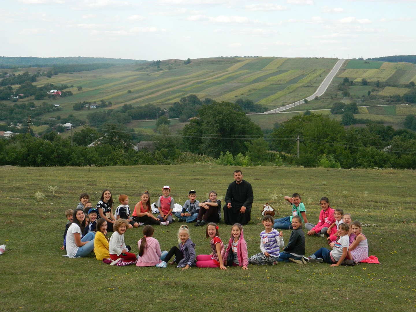 Tabără de vară cu copii şi tineret în satele Baranca, Fundu Herţii şi Poiana (Botoşani) - GALERIE FOTO