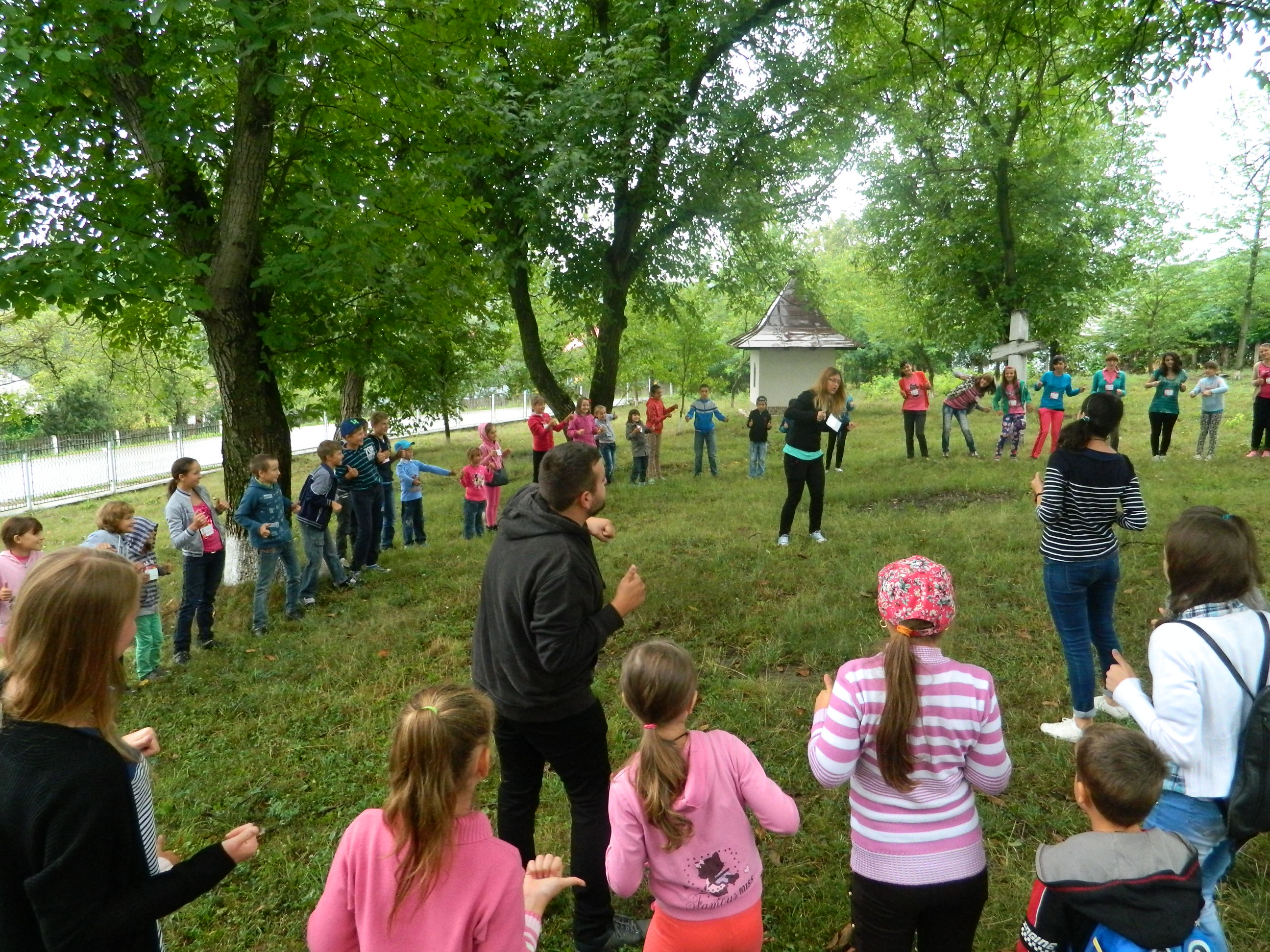 Tabără de vară cu copii şi tineret în satele Baranca, Fundu Herţii şi Poiana (Botoşani) - GALERIE FOTO