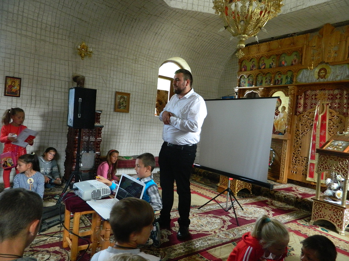 Tabără de vară cu copii şi tineret în satele Baranca, Fundu Herţii şi Poiana (Botoşani) - GALERIE FOTO