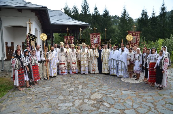 Hram de tradiție în lavra Sfântului Irodion de la Lainici