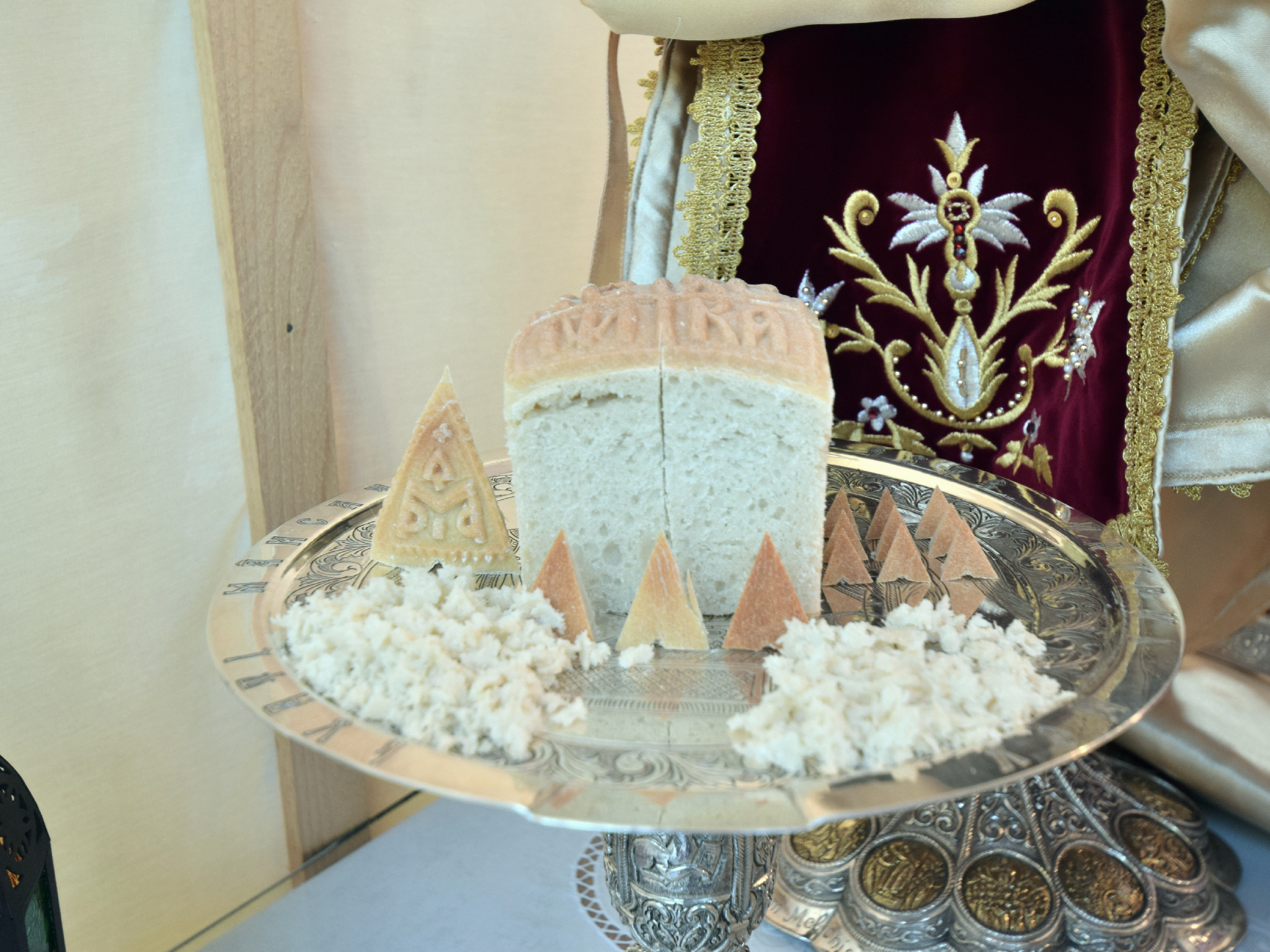 10 000 de pelerini au participat la hramul Putnei (GALERIE FOTO)