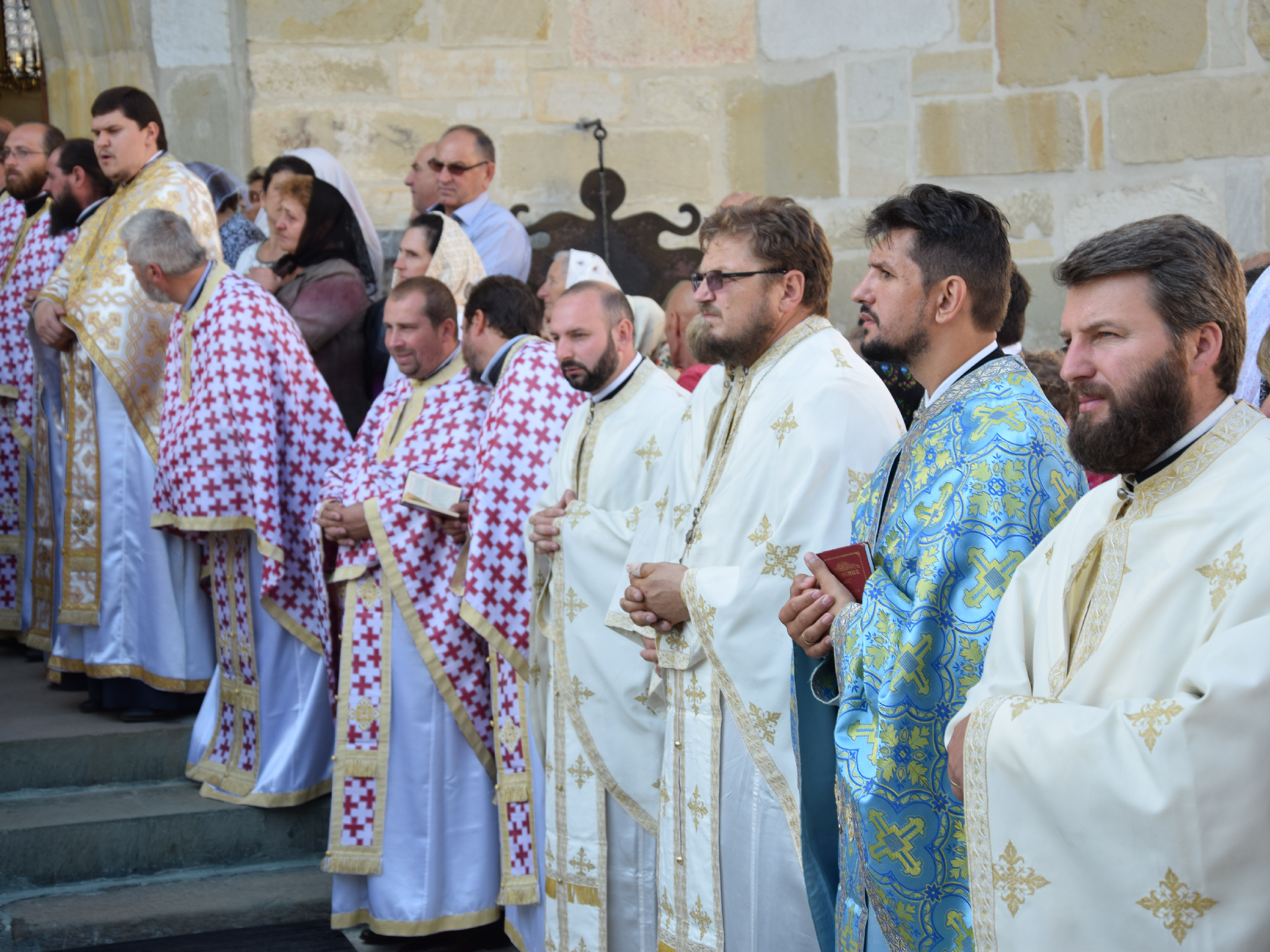 10 000 de pelerini au participat la hramul Putnei (GALERIE FOTO)