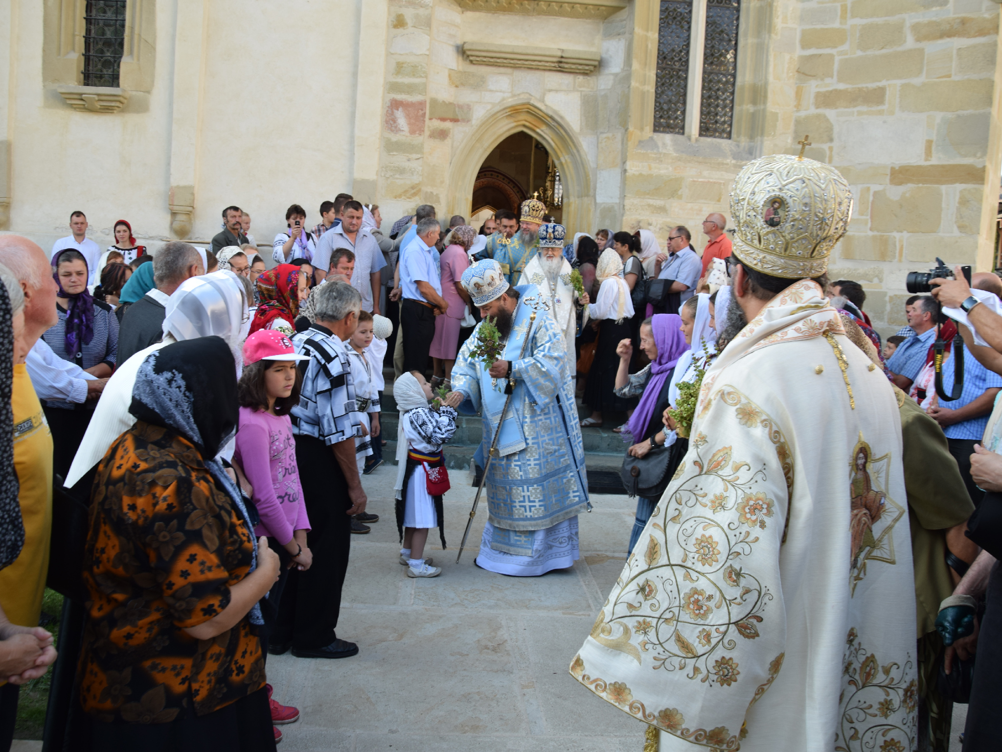 10 000 de pelerini au participat la hramul Putnei (GALERIE FOTO)
