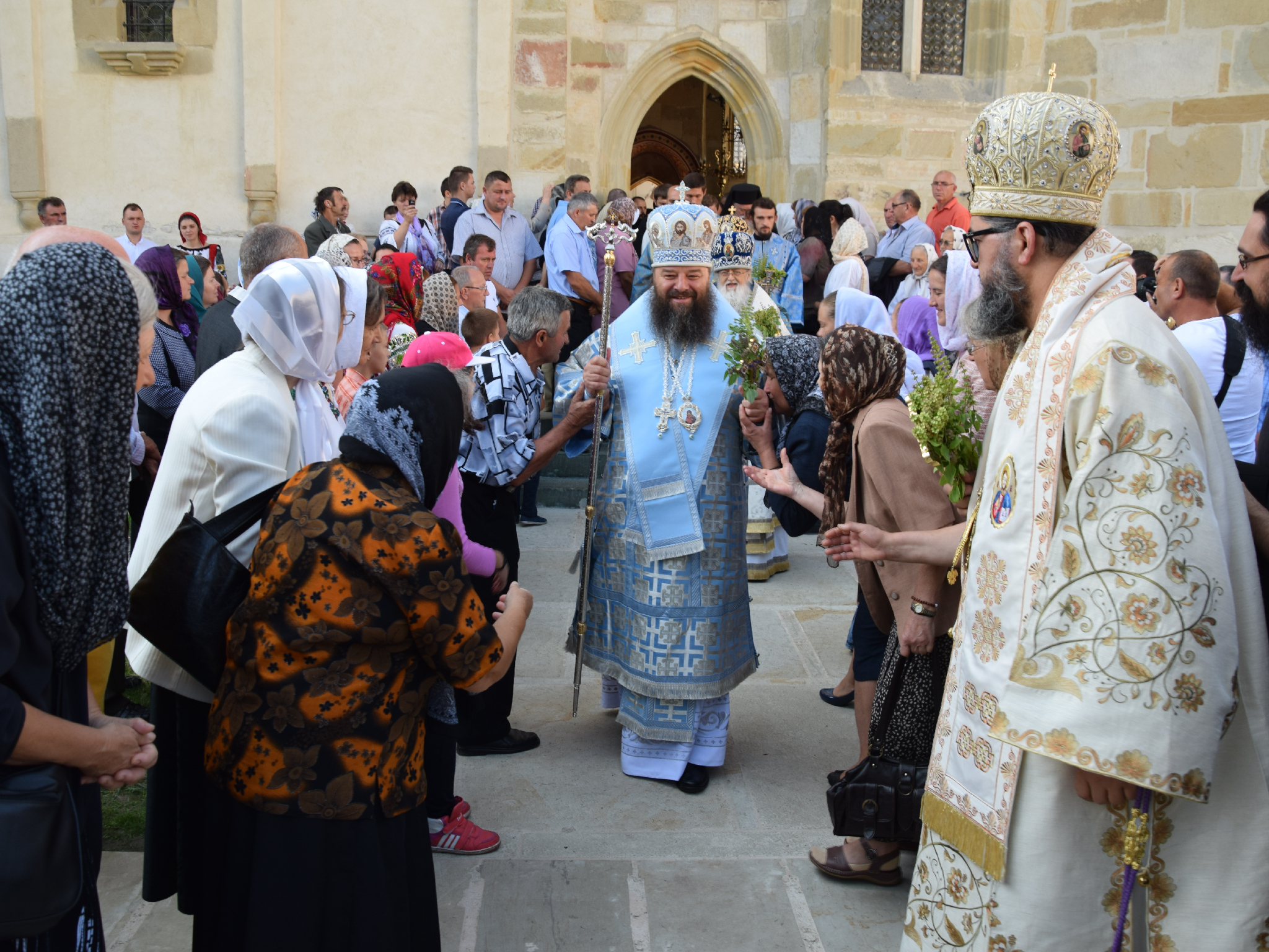 10 000 de pelerini au participat la hramul Putnei (GALERIE FOTO)