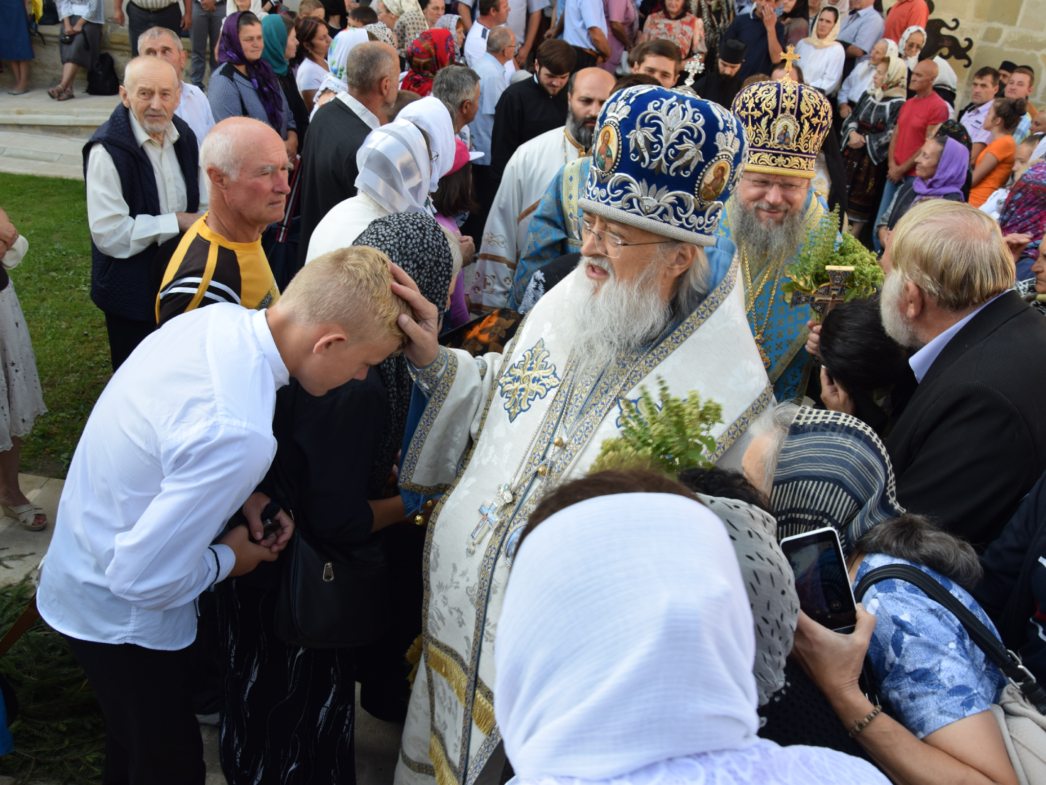 10 000 de pelerini au participat la hramul Putnei (GALERIE FOTO)