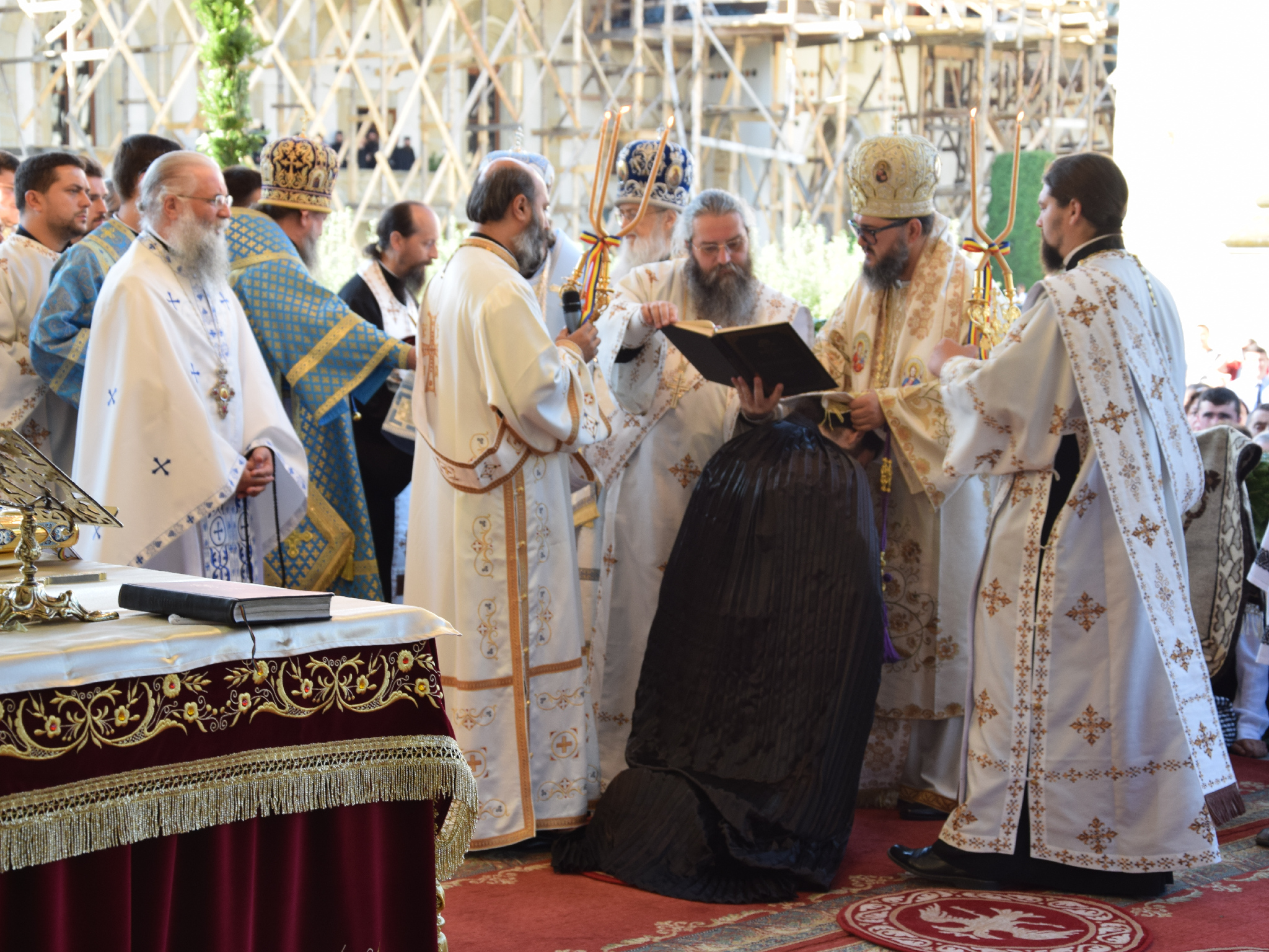10 000 de pelerini au participat la hramul Putnei (GALERIE FOTO)