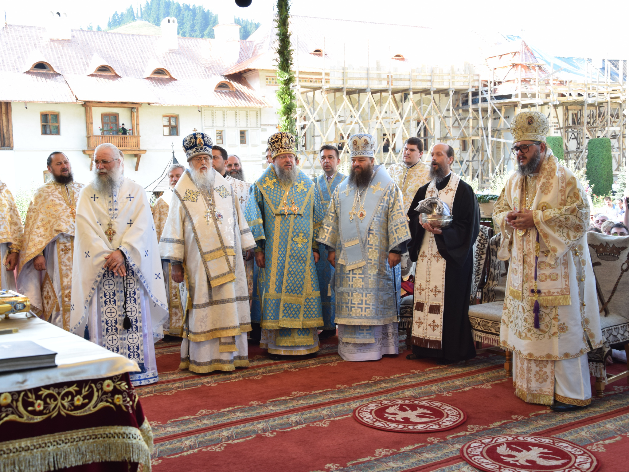 10 000 de pelerini au participat la hramul Putnei (GALERIE FOTO)