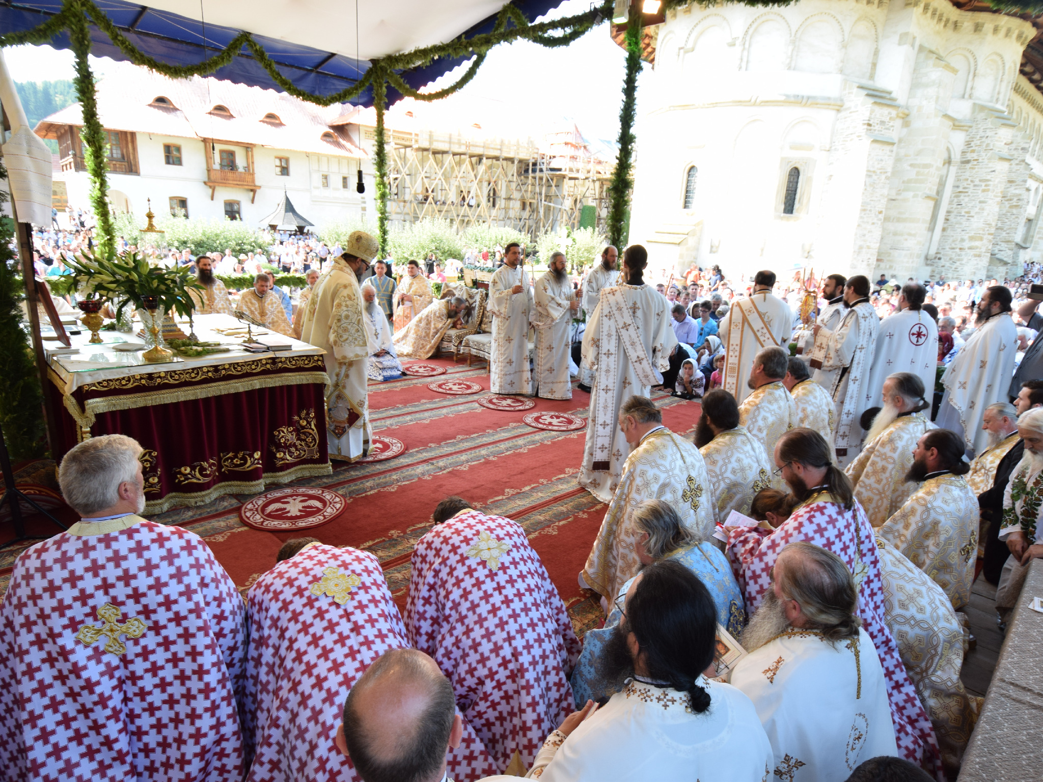 10 000 de pelerini au participat la hramul Putnei (GALERIE FOTO)