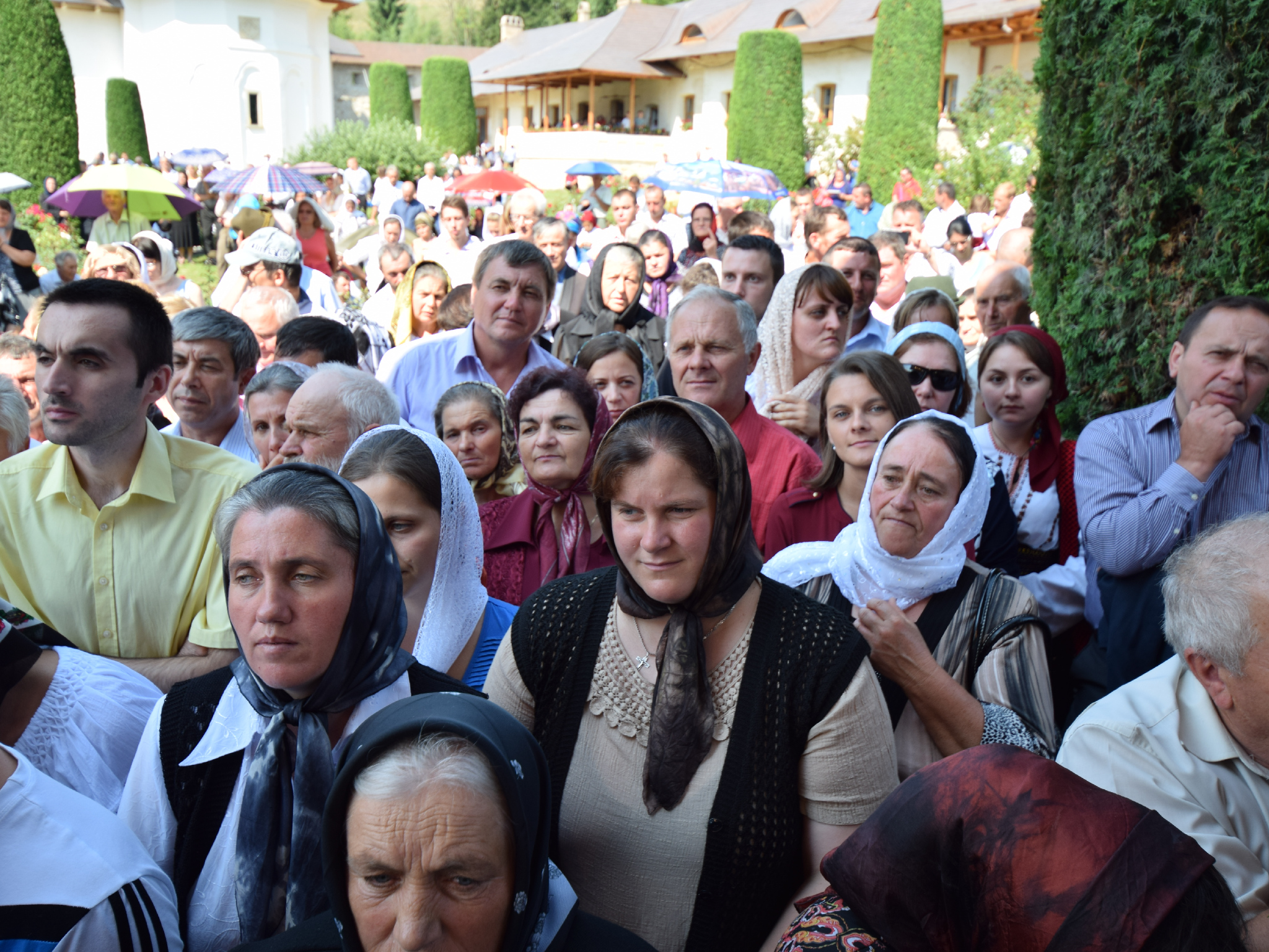 10 000 de pelerini au participat la hramul Putnei (GALERIE FOTO)