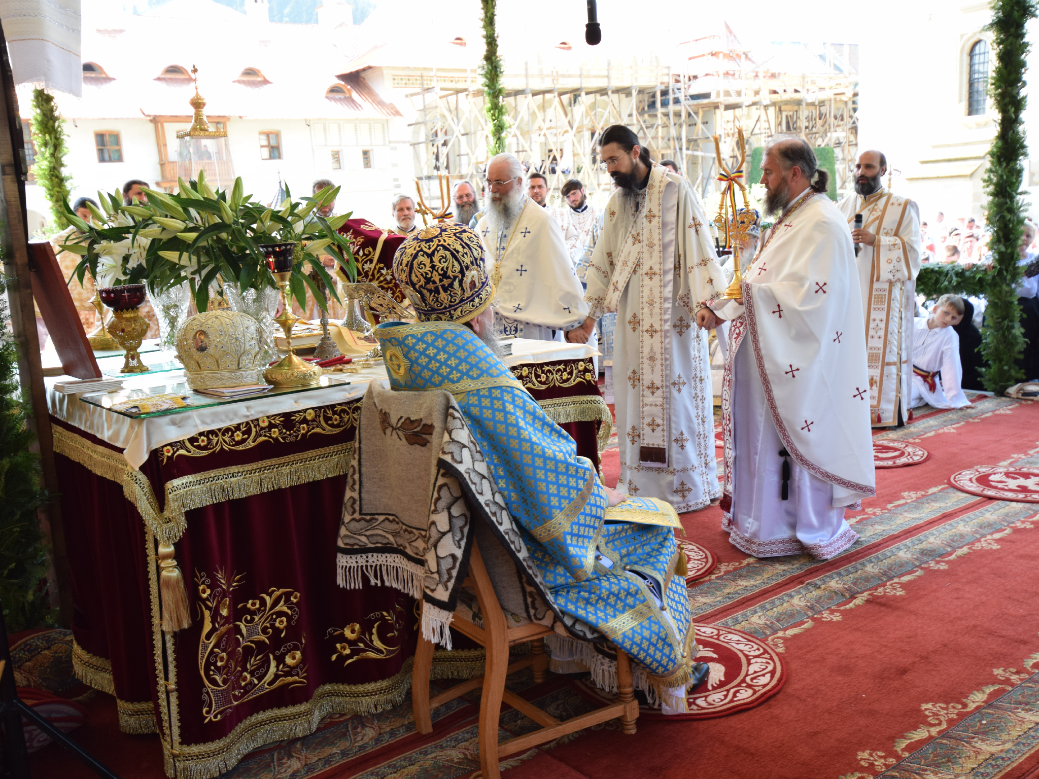 10 000 de pelerini au participat la hramul Putnei (GALERIE FOTO)