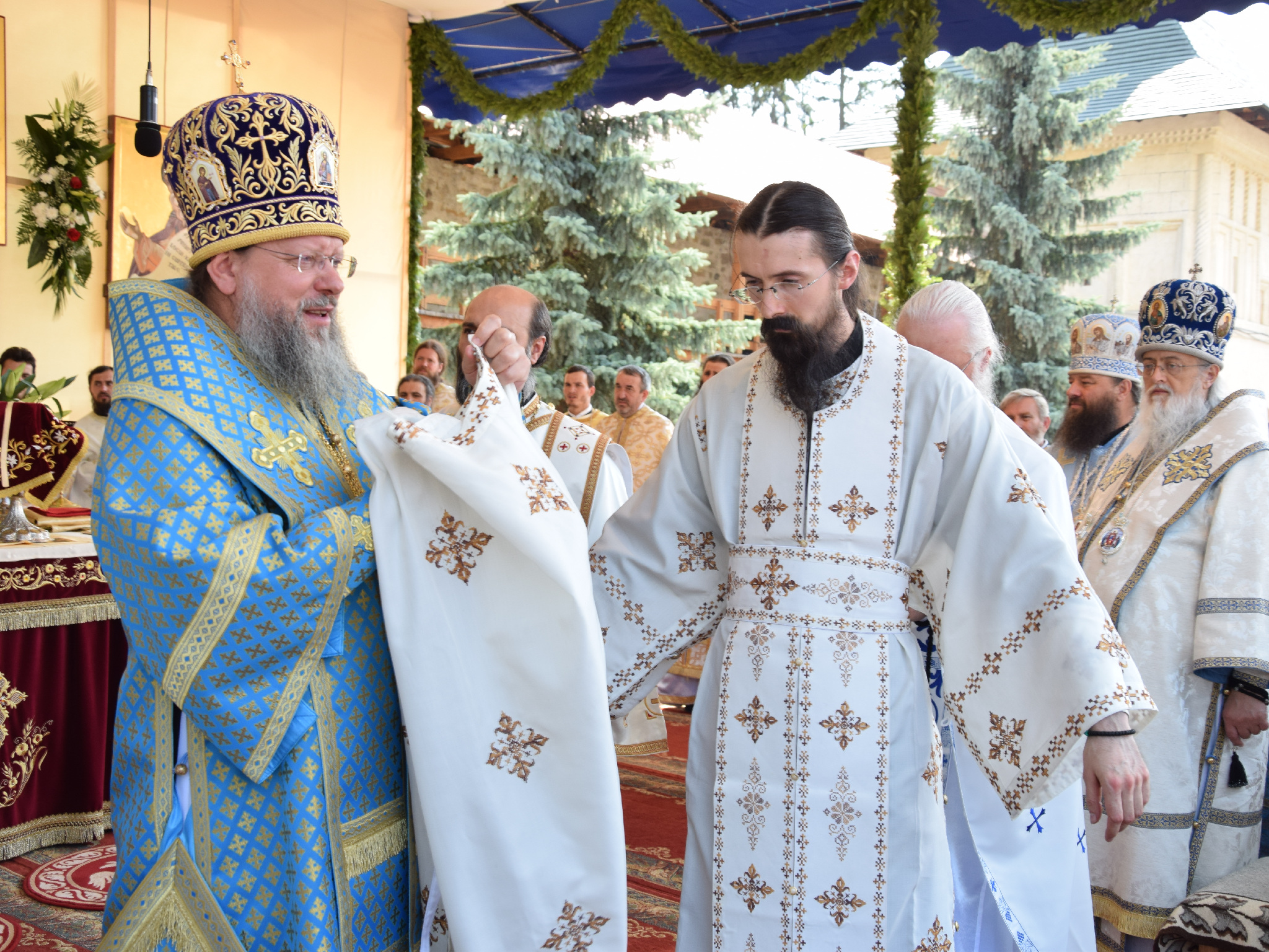 10 000 de pelerini au participat la hramul Putnei (GALERIE FOTO)