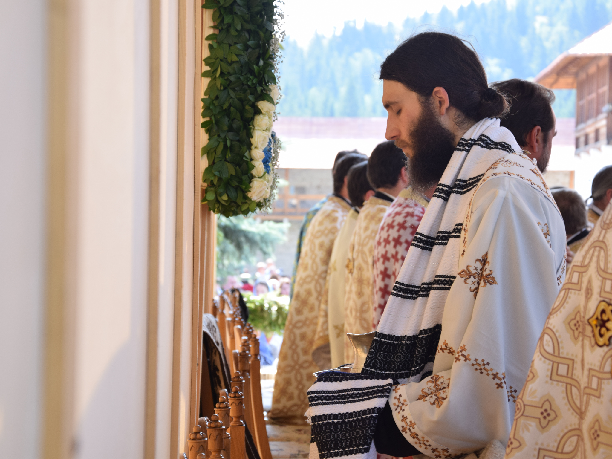 10 000 de pelerini au participat la hramul Putnei (GALERIE FOTO)