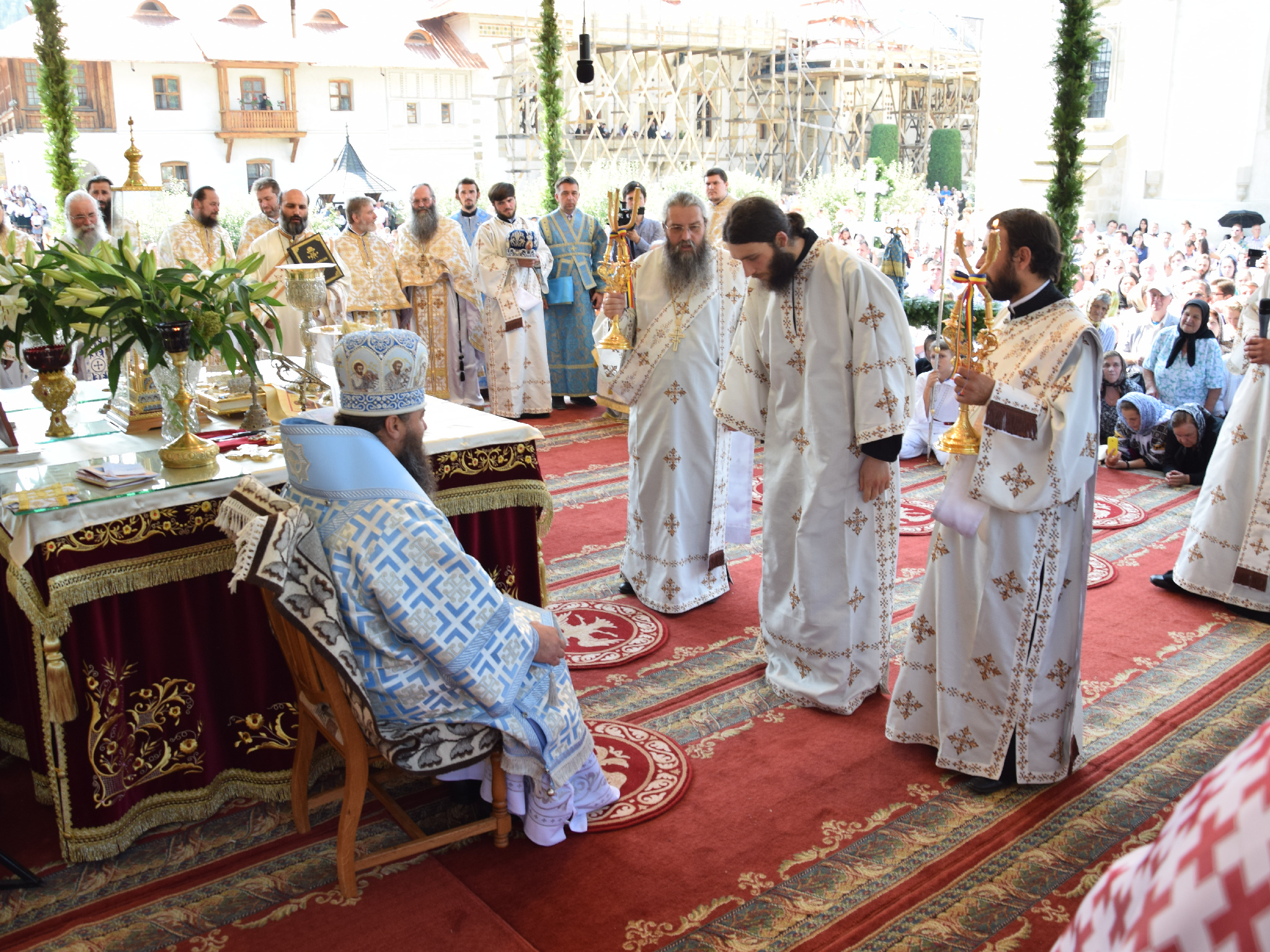 10 000 de pelerini au participat la hramul Putnei (GALERIE FOTO)