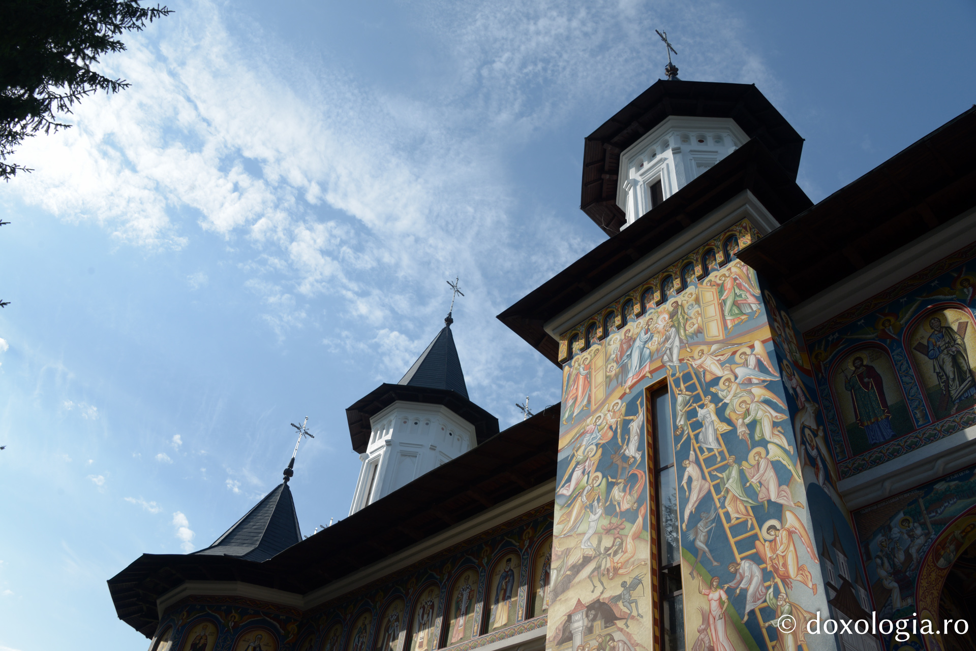 Slujbă de sfințire a picturii la Biserica Seminarului de la Neamț