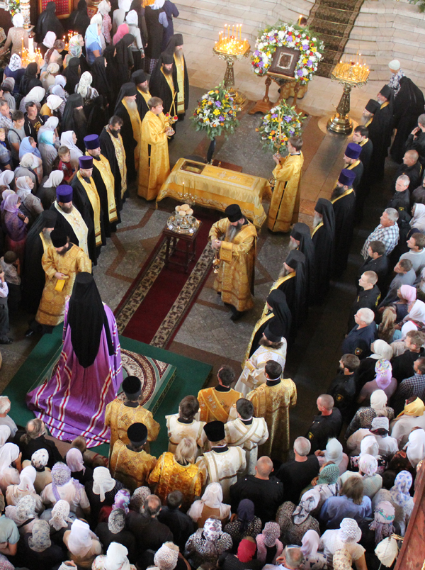 Bucură-te, Sfinte Tihon, mare făcător de minuni!