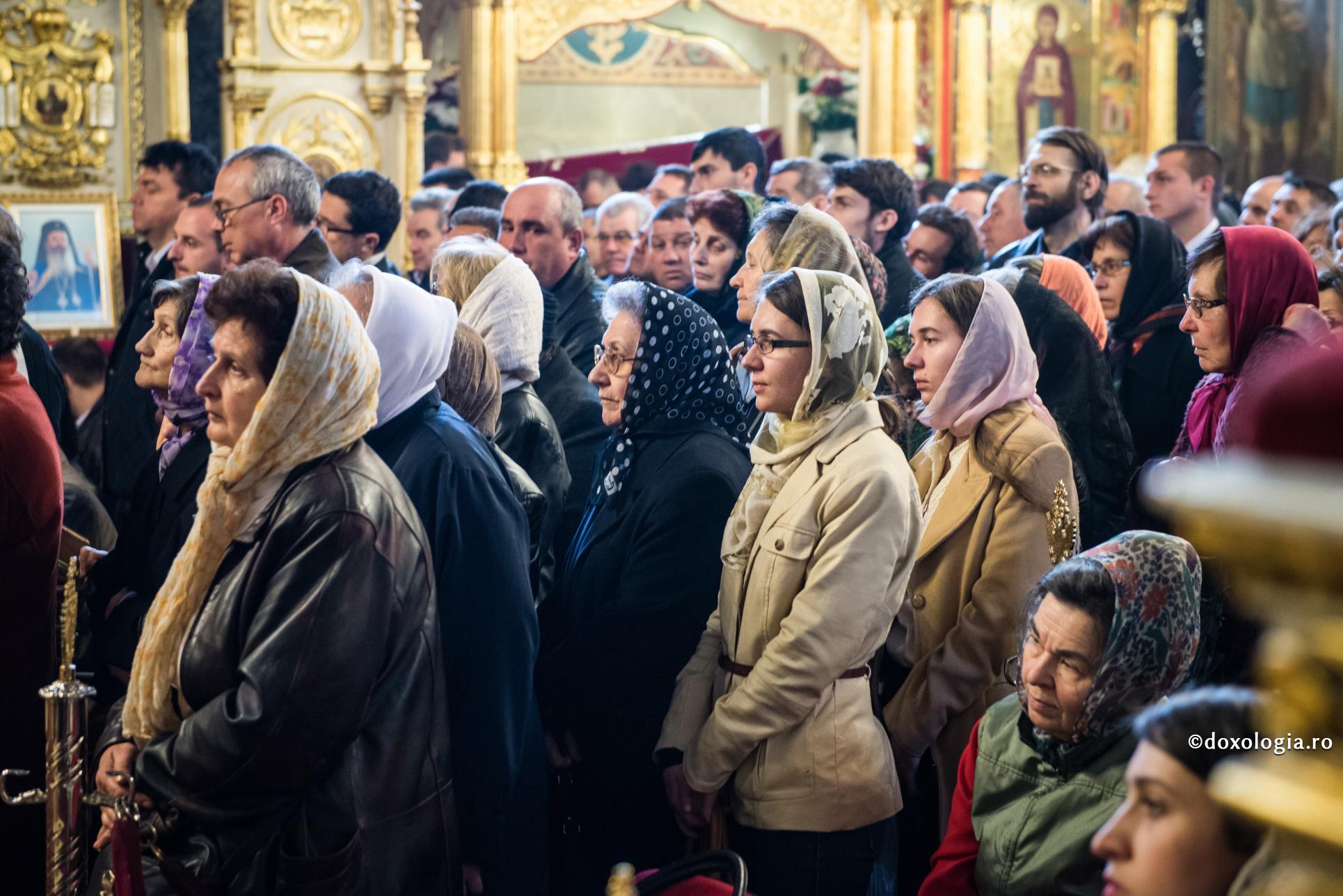 credincioși participând la Sfânta Liturghie