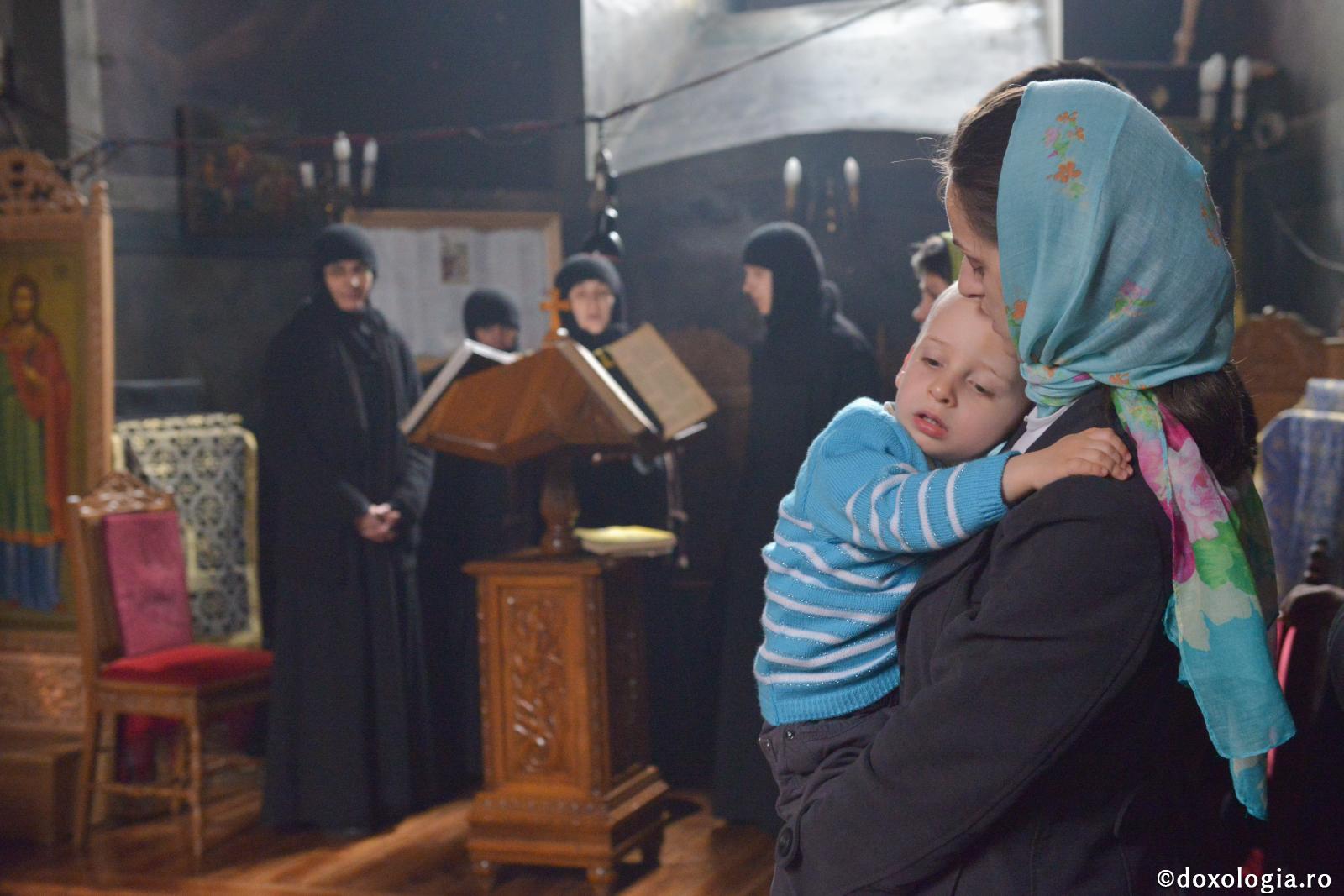Învățămintele altora acționează asupra minții copiilor, iar cele ale mamei – asupra inimii lor / Foto: Oana Nechifor copil în brațele mamei
