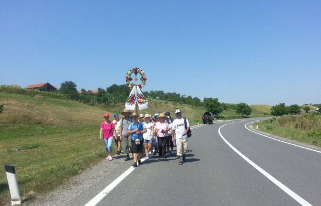 Pelerinaj pe jos la Mănăstirea Nicula, tradiţie de peste 100 ani într-un sat sălăjean Pelerinaj pe jos la Mănăstirea Nicula, tradiţie de peste 100 ani într-un sat sălăjean