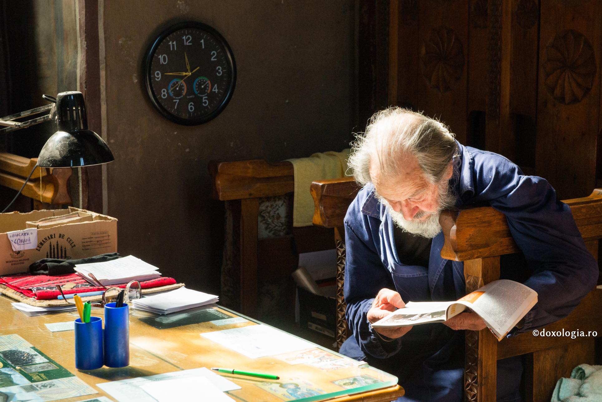 bătrân citind