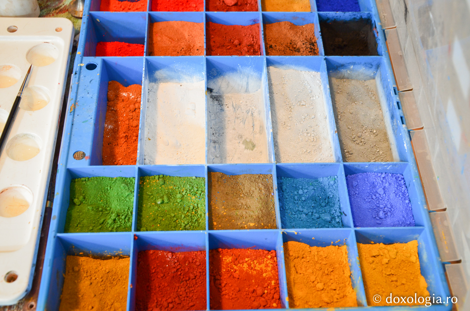 Rugăciune și culoare în atelierul de pictură al Mănăstirii Bistrița