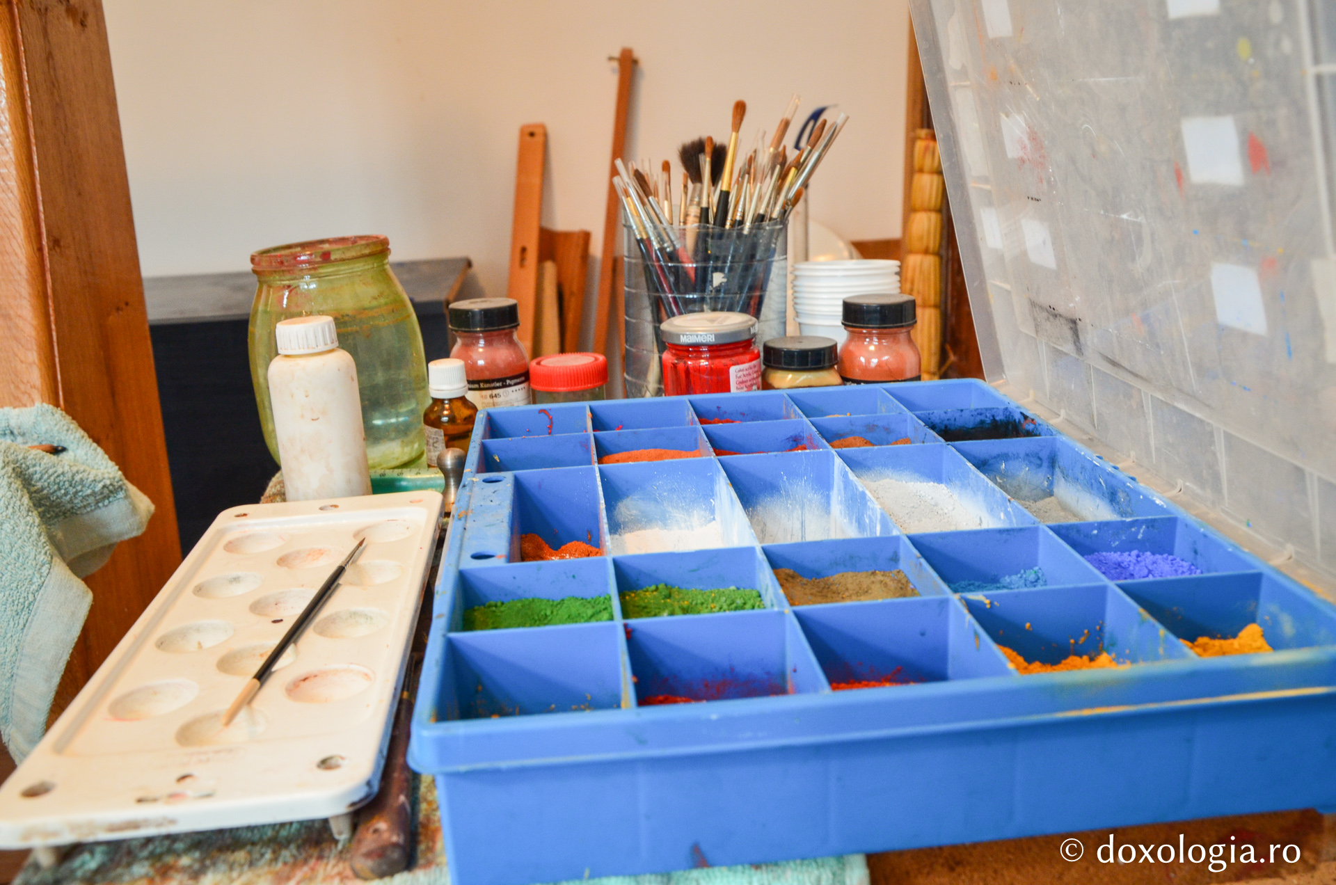 Rugăciune și culoare în atelierul de pictură al Mănăstirii Bistrița