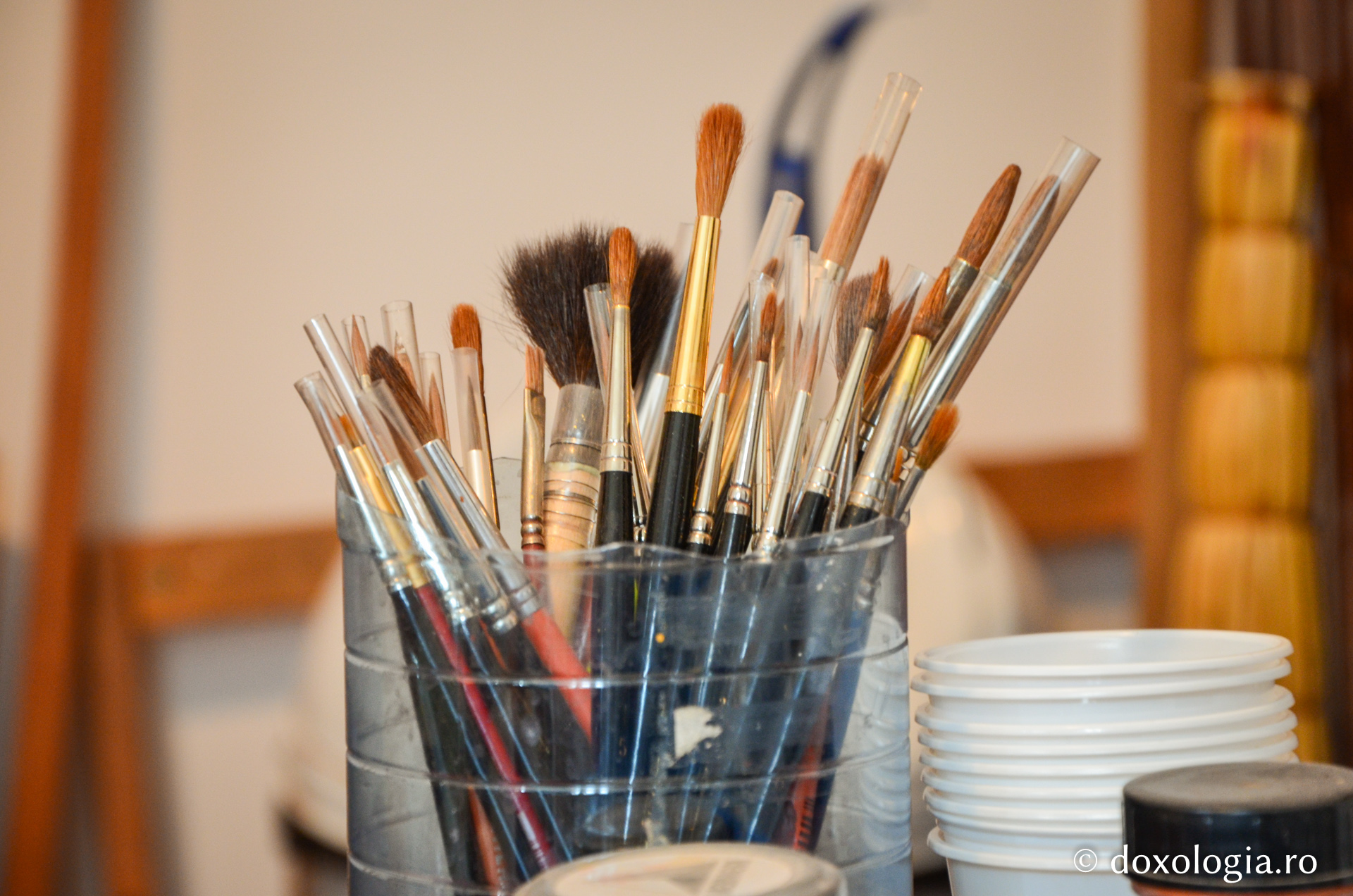 Rugăciune și culoare în atelierul de pictură al Mănăstirii Bistrița