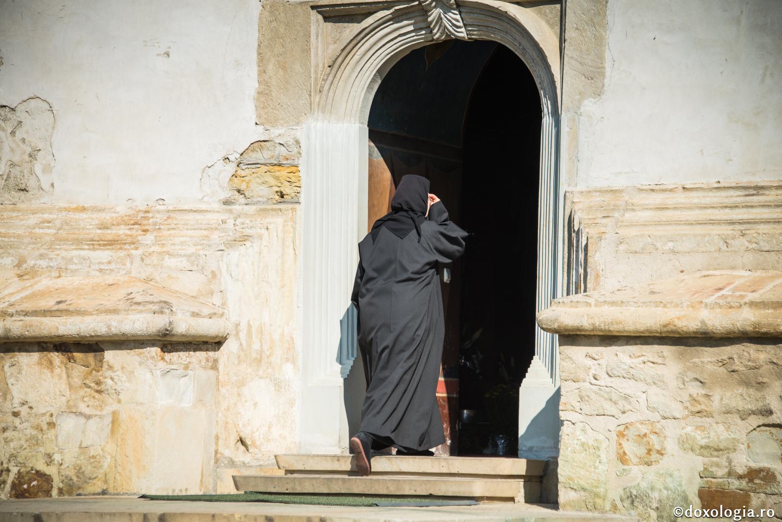 măicuță intrând în biserică