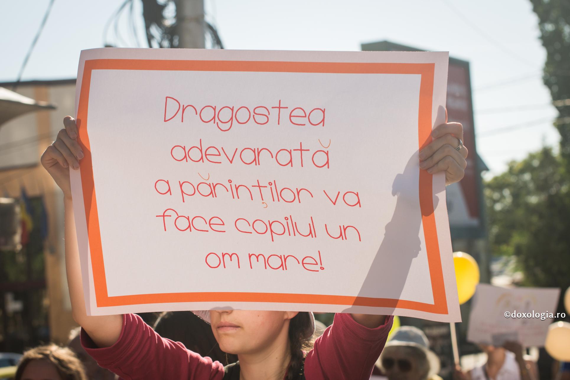 Copiii au nevoie de îndrumarea părinților, pentru a-și clădi relația personală cu Dumnezeu / Foto: Oana Nechifor pancartă cu dragostea adevărată a părinților va face copilul un om mare