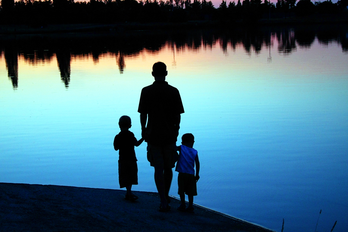 tată cu copiii de mână