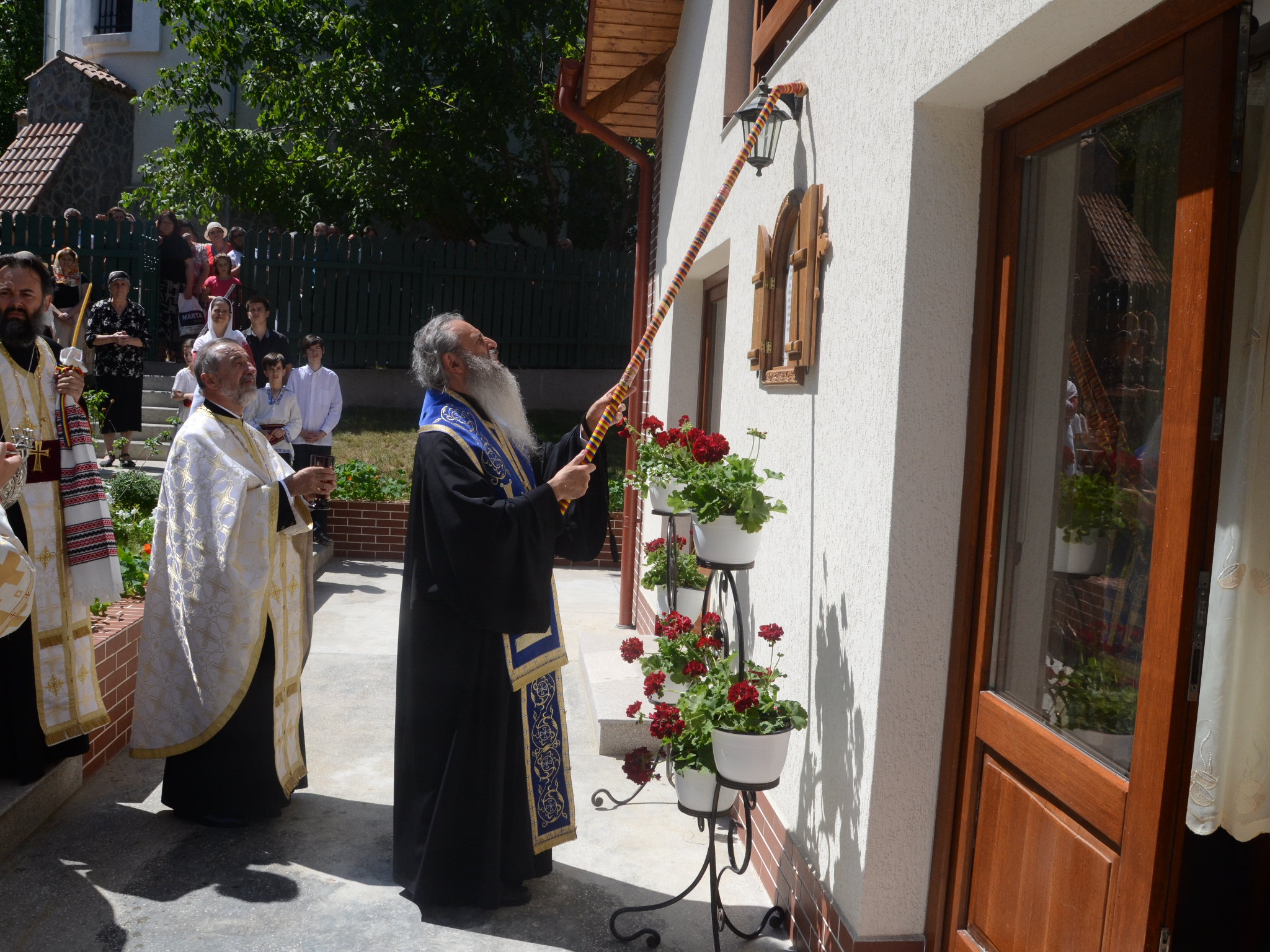 Sfântă Liturghie arhierească și sfințire de casă parohială la Biserica „Sfântul Pantelimon”din Iași