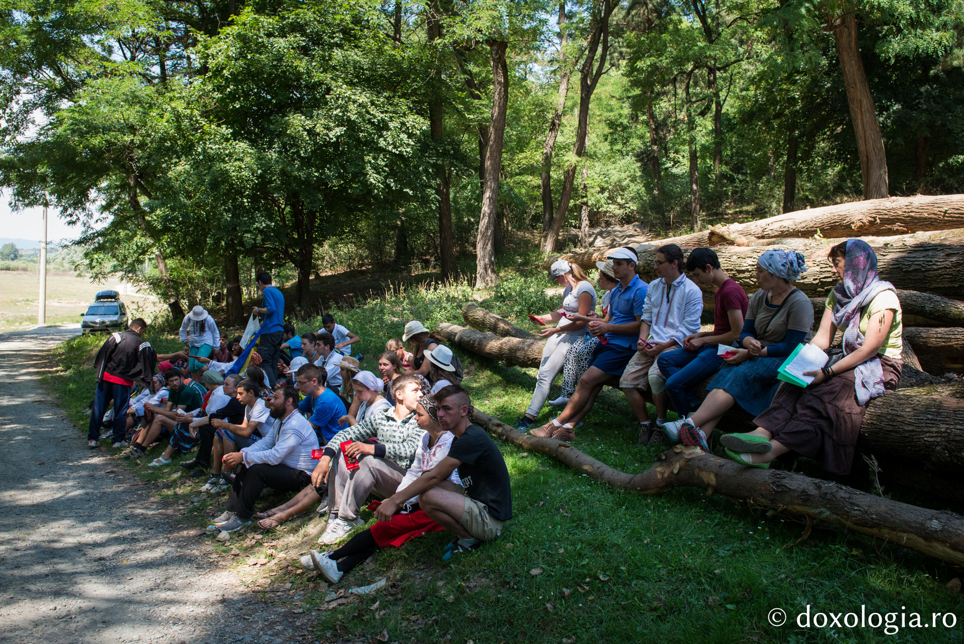 Pelerinaj al tinerilor din Arhiepiscopia Iașilor, în cinstea sfinților nemțeni - galerie foto
