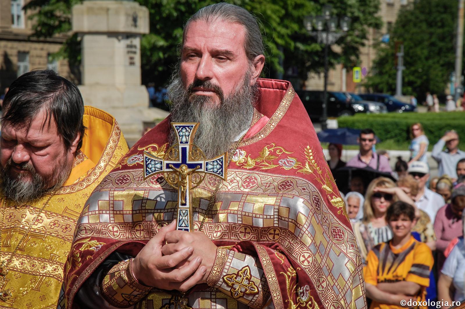 Preotul trebuie să fie doctor, cârmaci și învățător