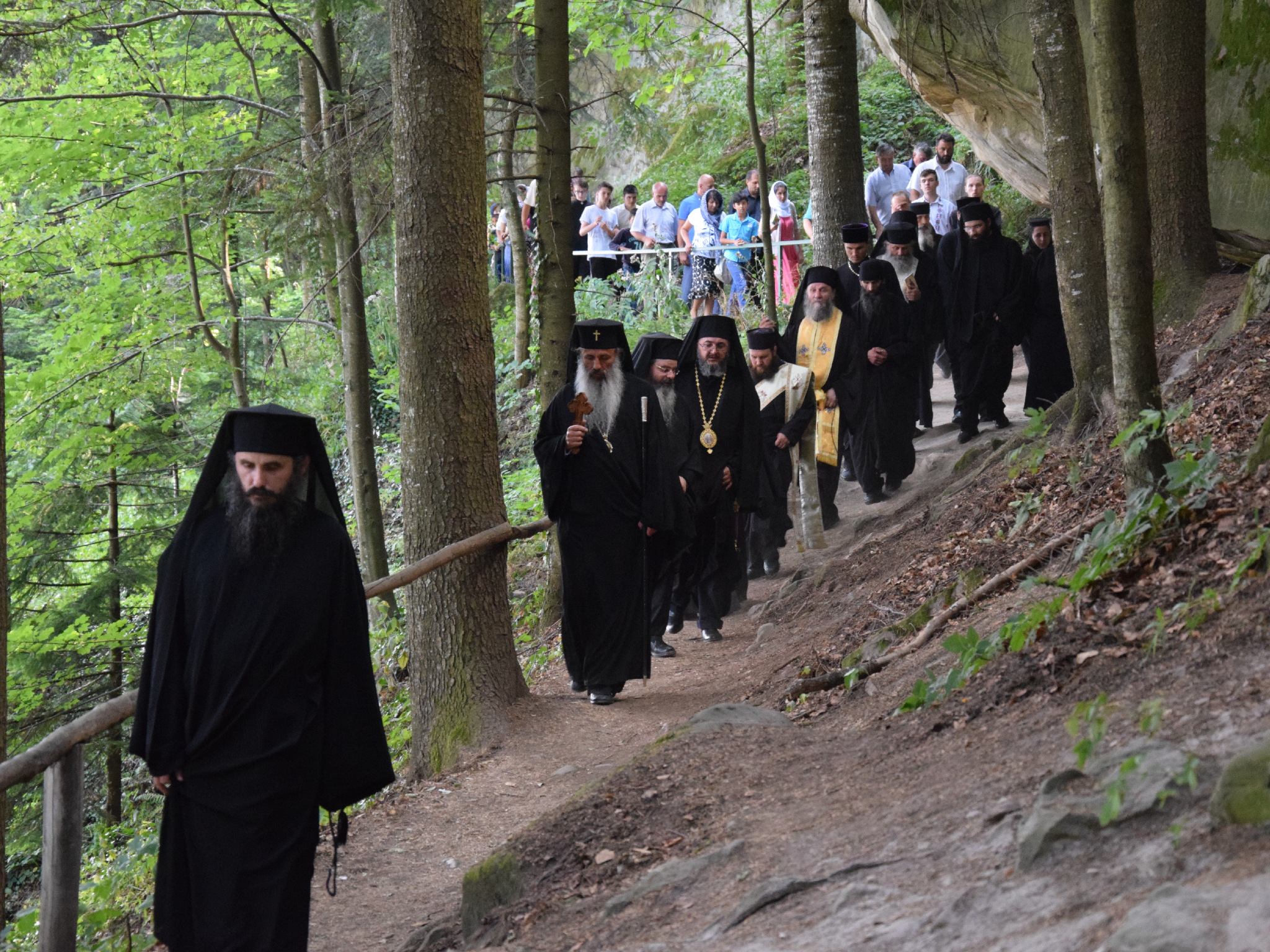 Procesiune cu ierarhi la peștera Sfintei Teodora de la Sihla