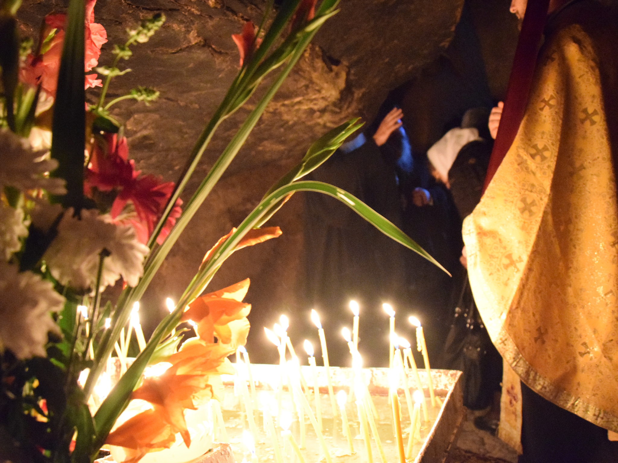 Procesiune cu ierarhi la peștera Sfintei Teodora de la Sihla