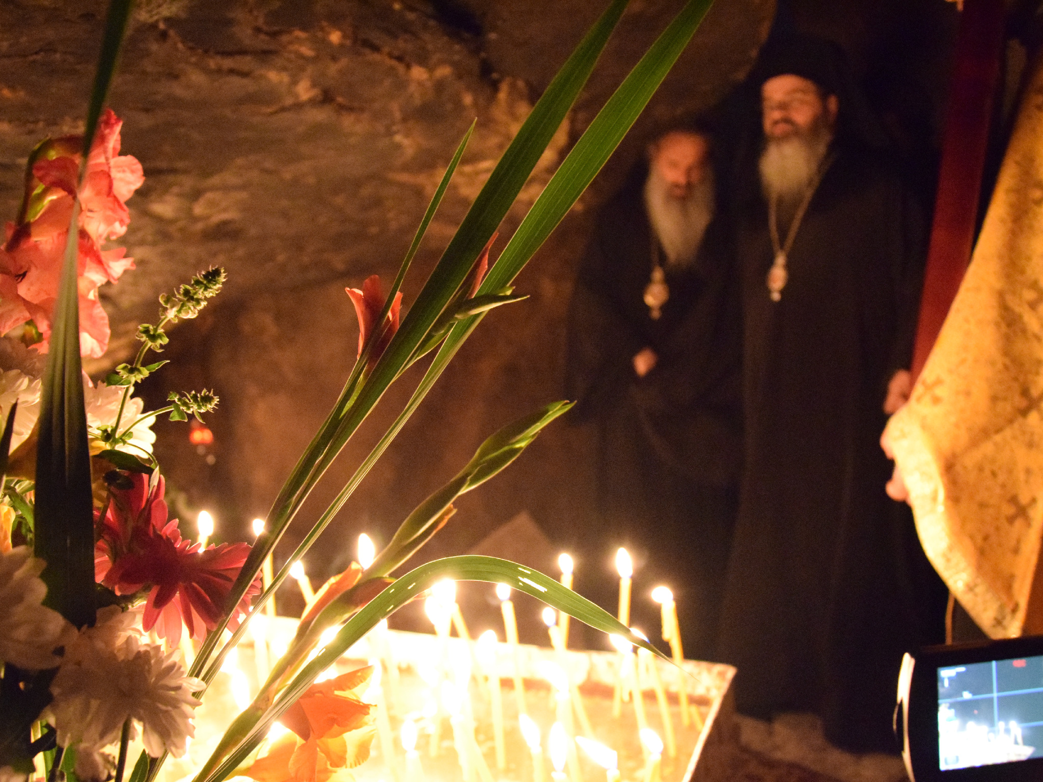 Procesiune cu ierarhi la peștera Sfintei Teodora de la Sihla