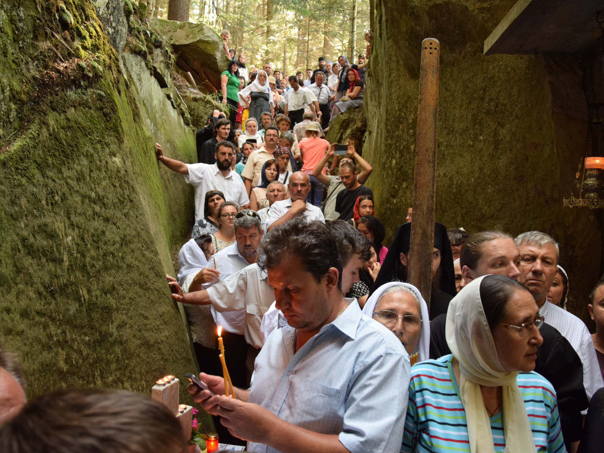 Procesiune cu ierarhi la peștera Sfintei Teodora de la Sihla