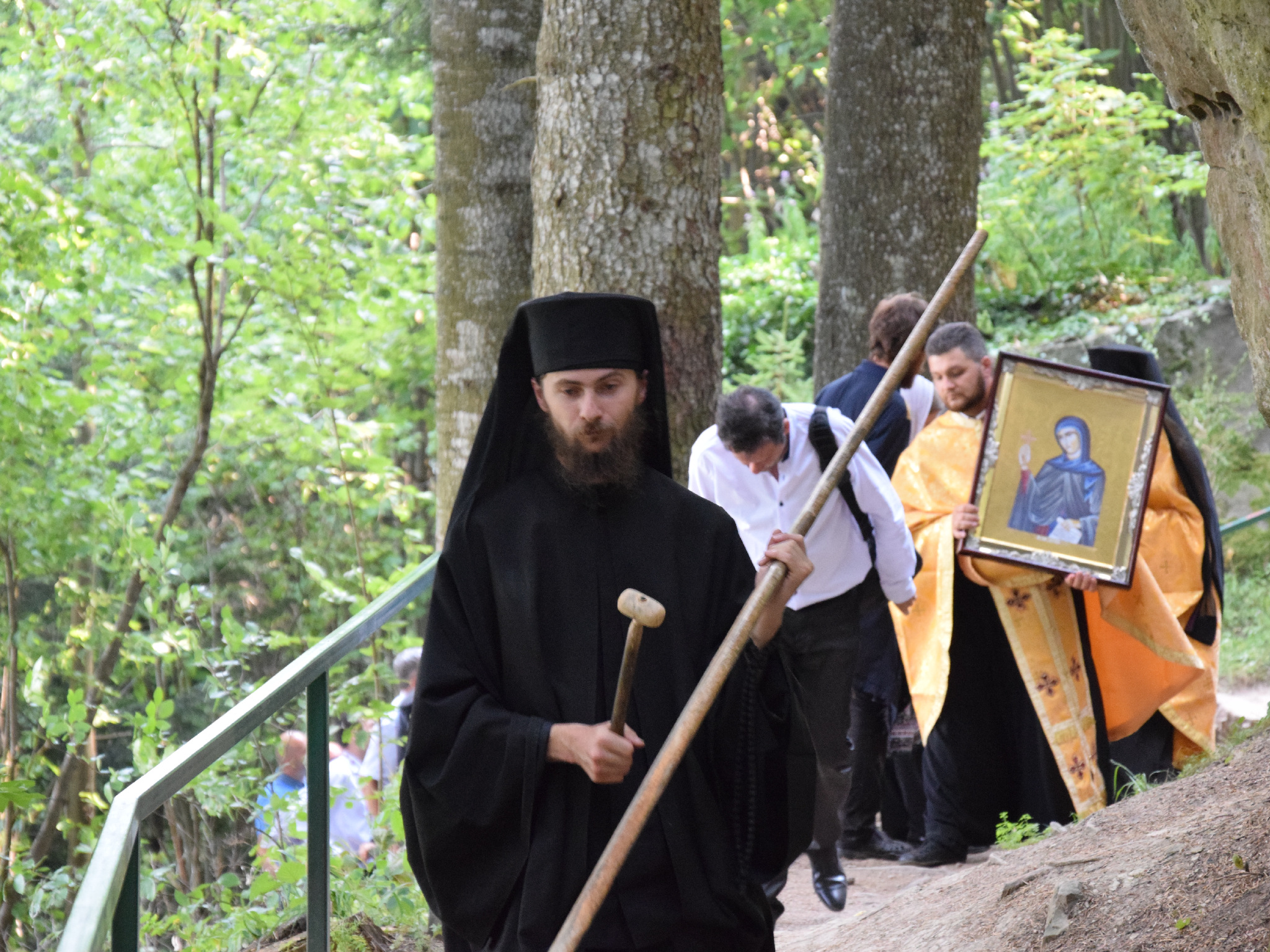 Procesiune cu ierarhi la peștera Sfintei Teodora de la Sihla