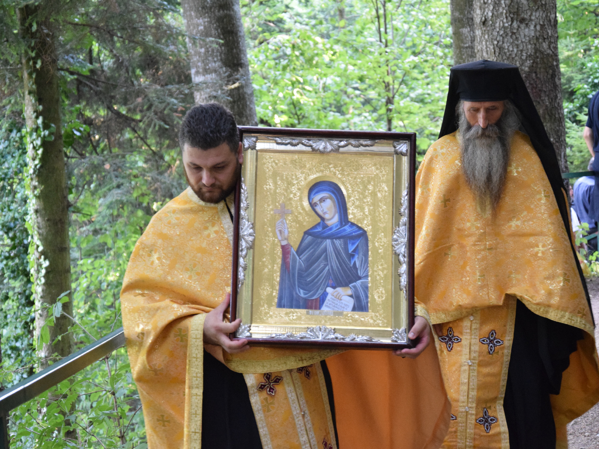 Procesiune cu ierarhi la peștera Sfintei Teodora de la Sihla