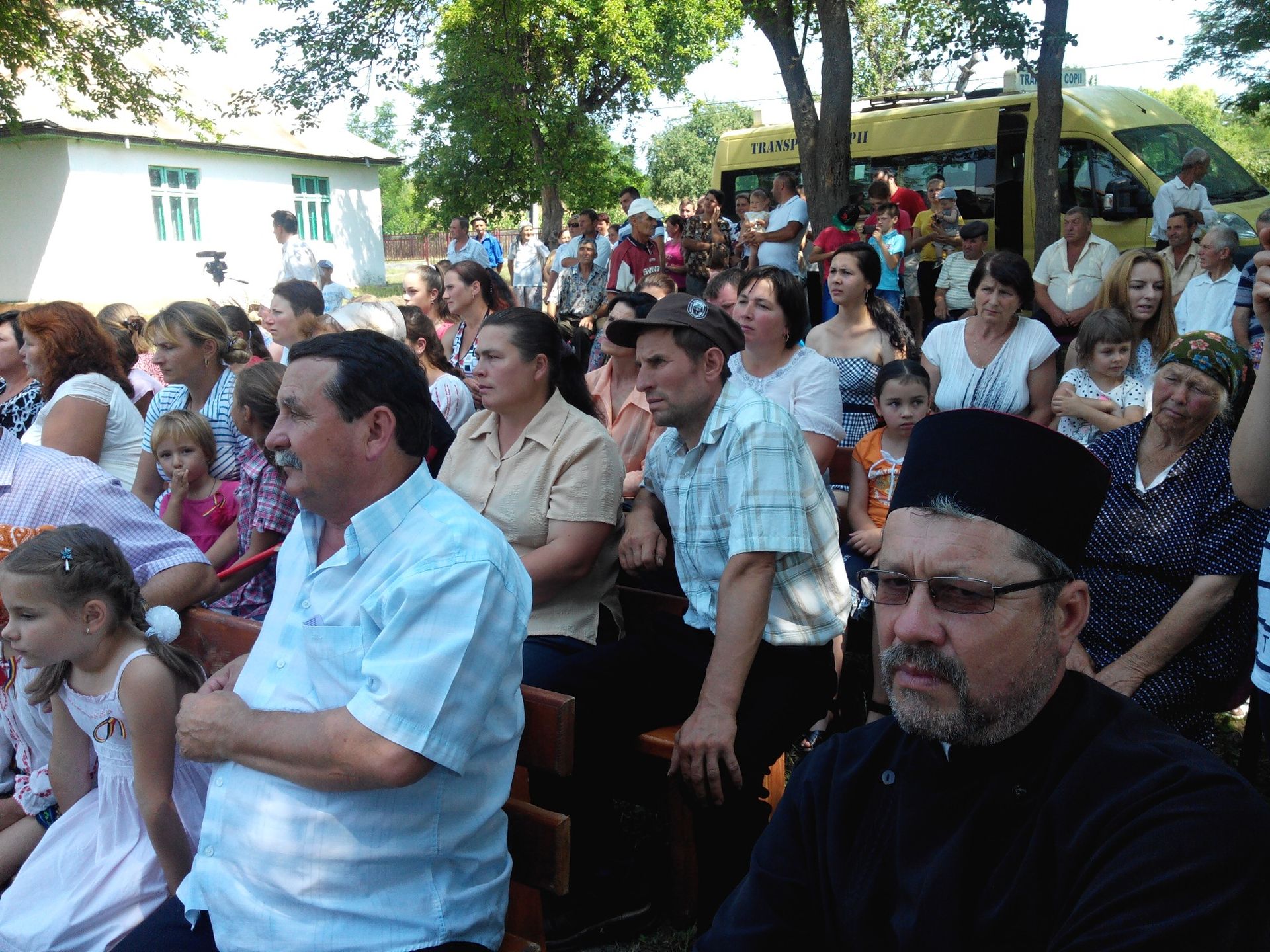Şezătoare în vatra satului Poieniţa