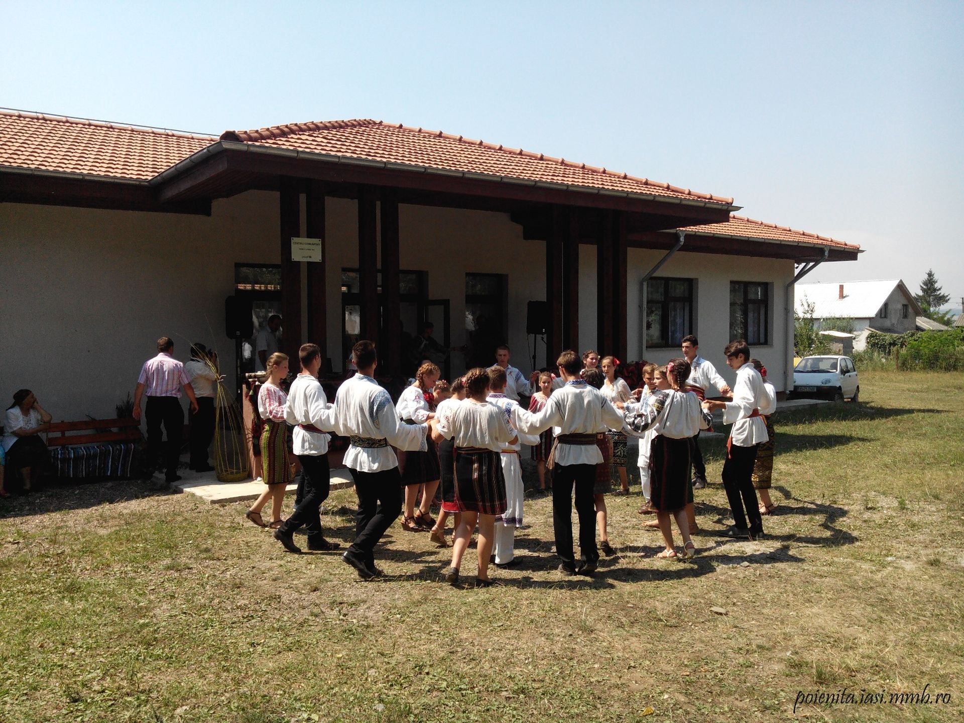 Şezătoare în vatra satului Poieniţa