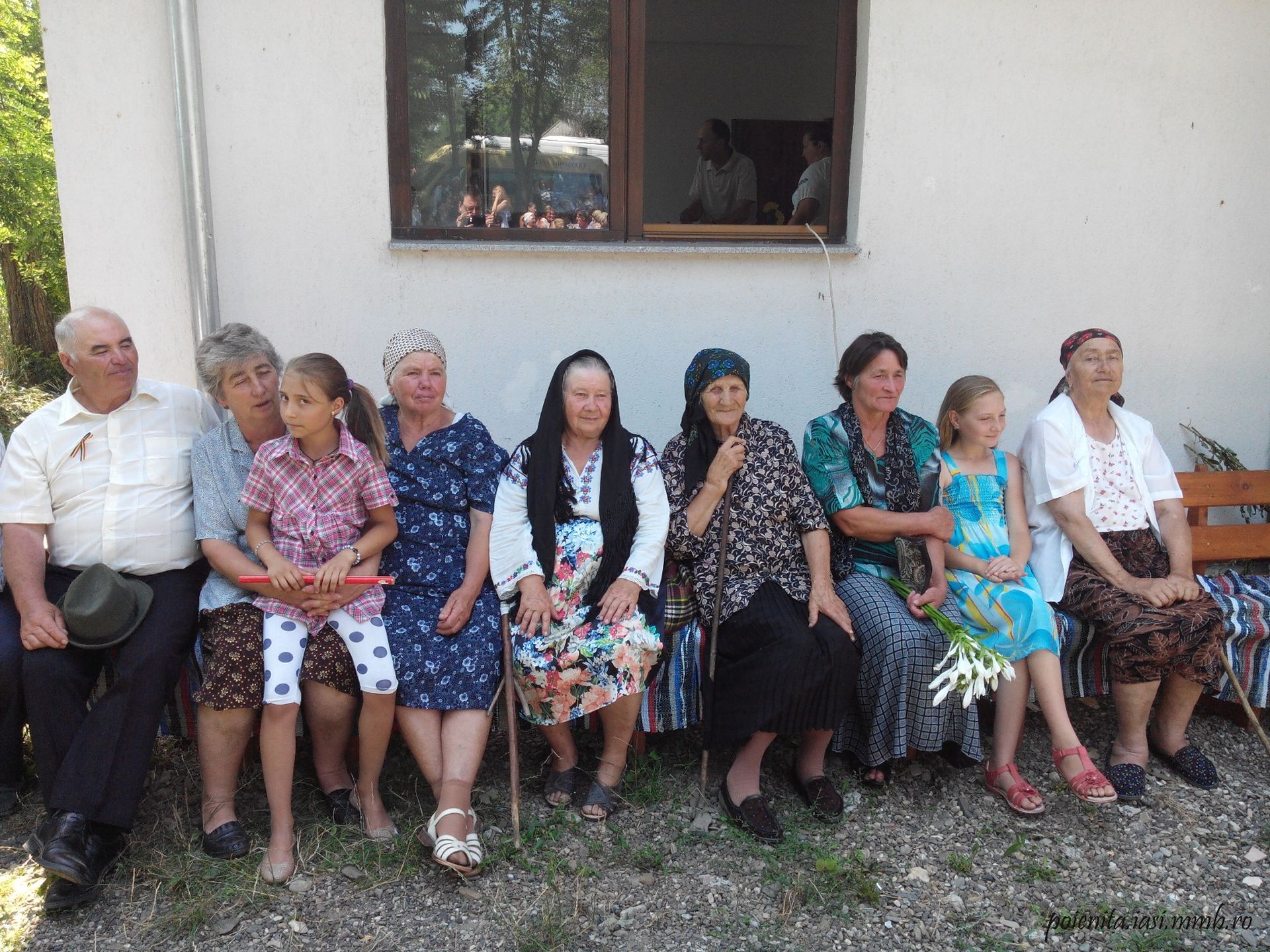 Şezătoare în vatra satului Poieniţa
