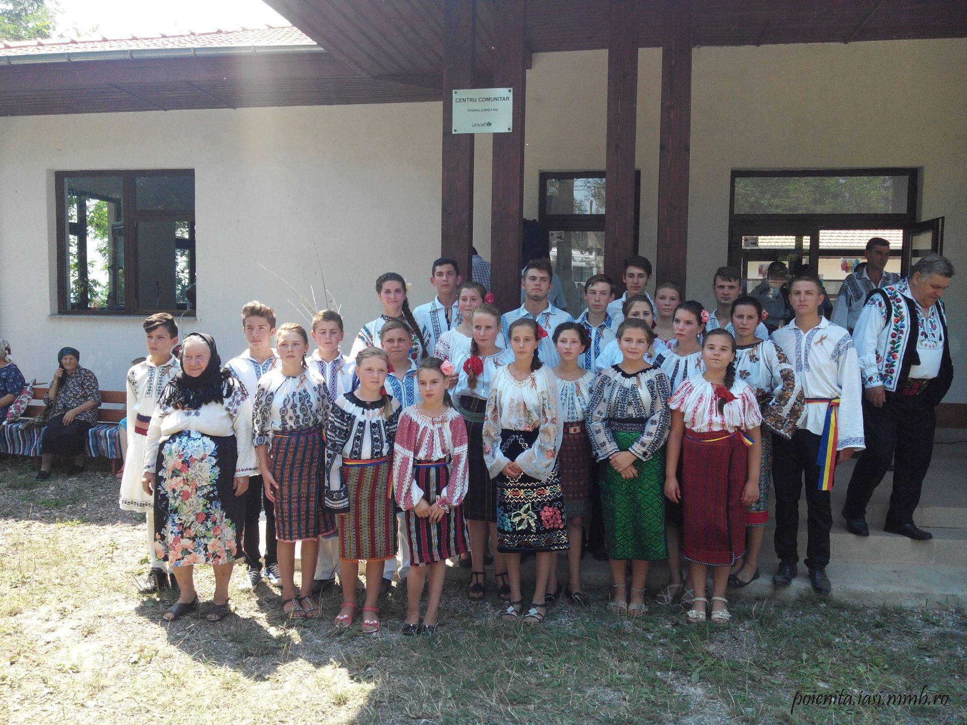 Şezătoare în vatra satului Poieniţa