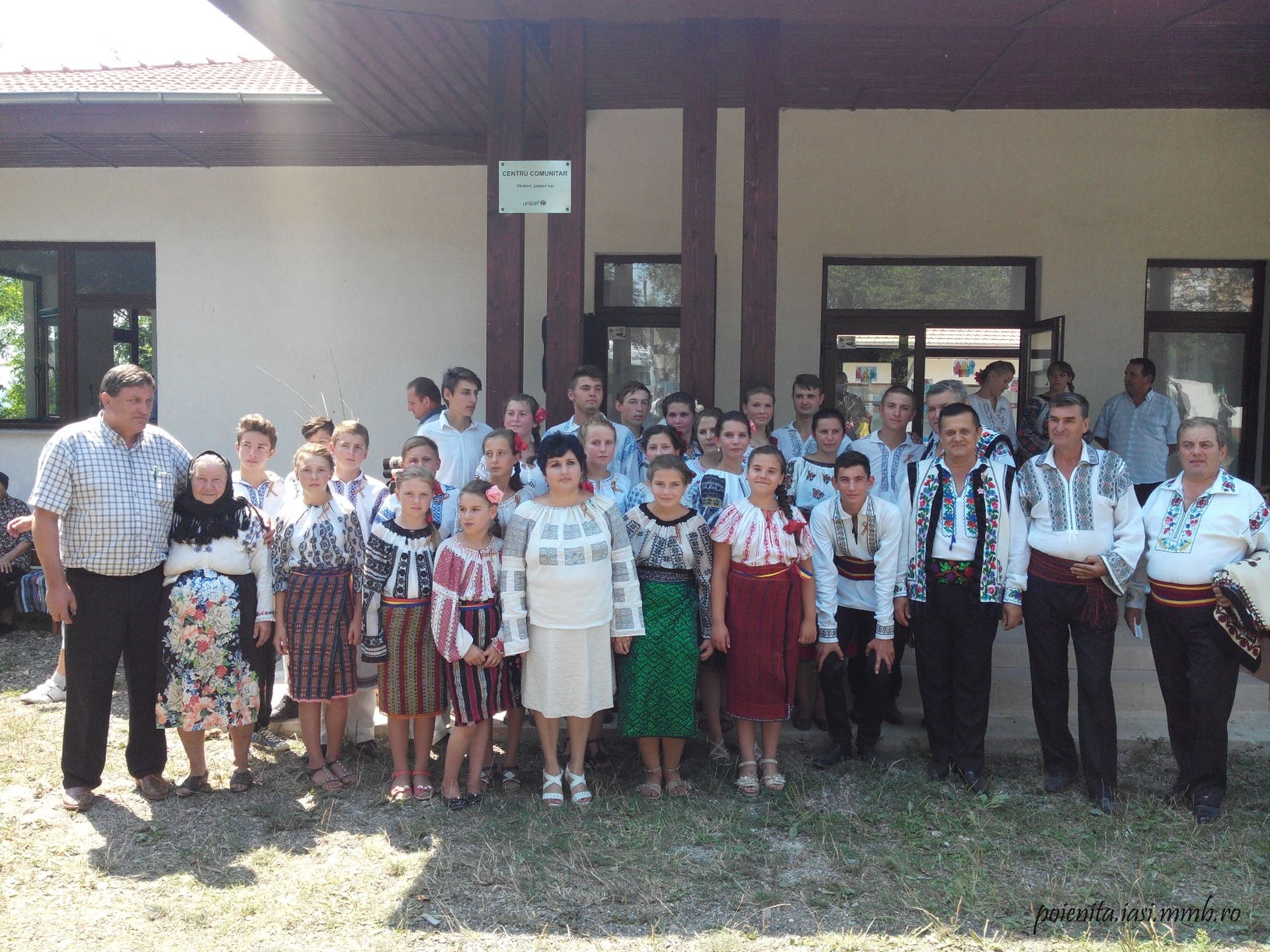 Şezătoare în vatra satului Poieniţa